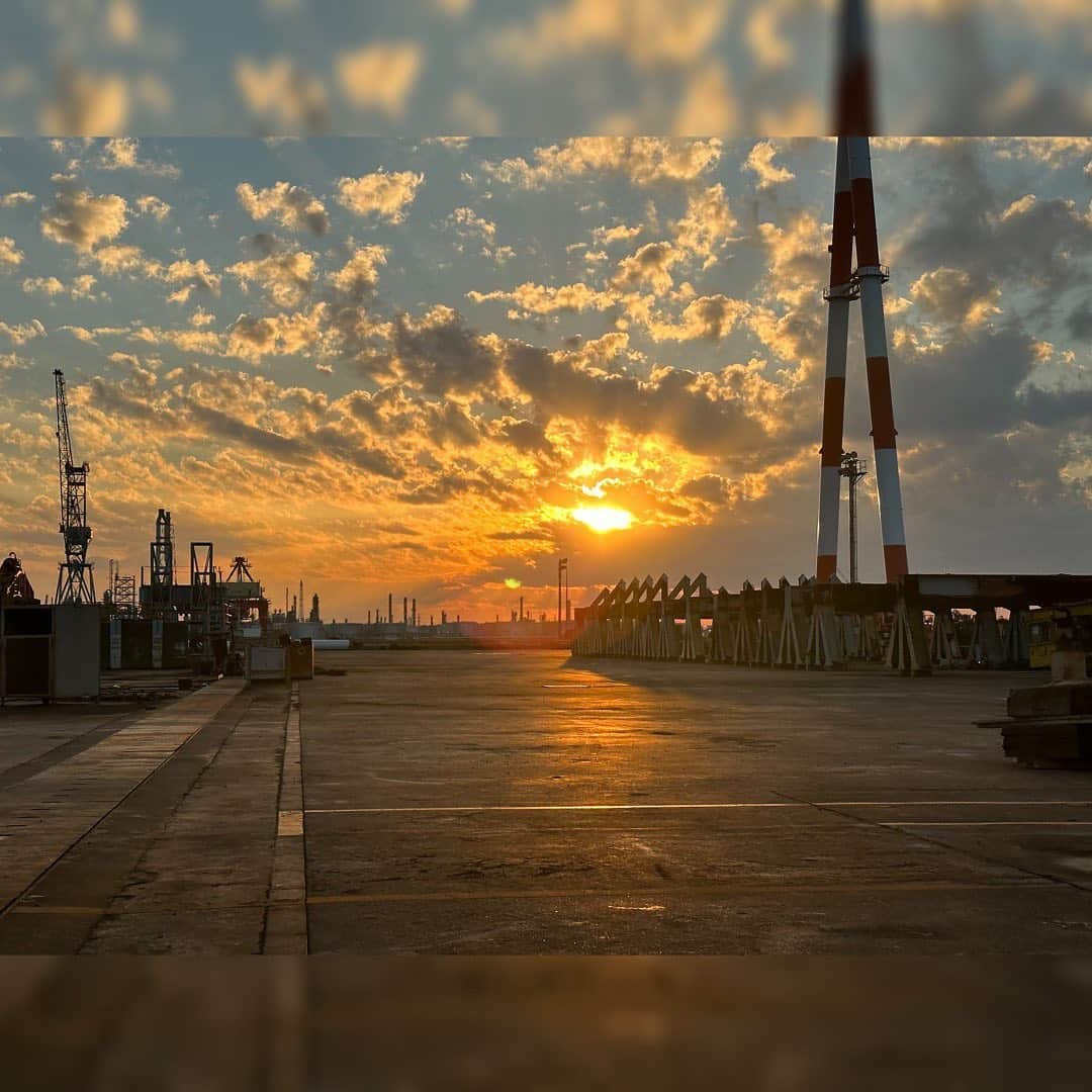 土屋太鳳さんのインスタグラム写真 - (土屋太鳳Instagram)「おはようございます！☺️✨ しばらく投稿出来ていなくて…🙏💦 お元気でしょうか？ 私はとても元気です✨✨✨ 明後日まで少しゆっくり打てないのですが お知らせしたいこと、伝えたいこと、たまっているので また伝えますね✨ ． 写真は一昨日の夕焼け☀️ 本当に綺麗だったなぁ… 大好きな場所の素敵な景色を 素晴らしい人たちと観ることが出来る一瞬は 生まれてきて本当に良かった…！と思える 瞬間の一つだなと思います😌✨✨ ． その瞬間を この写真で少しでも おすそわけ出来たらいいなぁ✨ 離れていても、なかなか会えなくても 一緒に見た気持ちになっていただけたら嬉しいです🙏✨ ． 仕事は撮影は柔らかなペースなのですが、 その他に準備をしている仕事があって、 今まで、こういった準備を整えていただいた上で どの台本も手元にやってきたのだなと思うと あらためて感謝の気持ちでいっぱいになります🙏🙏🙏 その話も、またいつか出来たら☺️ ． あっという間に11月も真ん中を過ぎましたが、 いい日曜日をお過ごしください🍁💕✨」11月20日 9時10分 - taotsuchiya_official