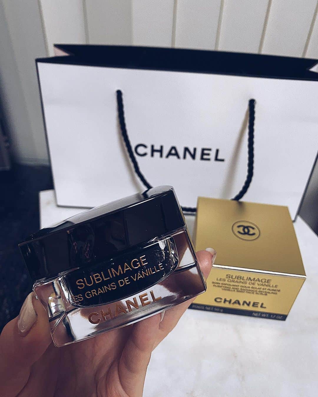 坂本美穂さんのインスタグラム写真 - (坂本美穂Instagram)「友達と自分に🎁💛🧡💛 𝑳𝑶𝑽𝑬_____*° . #present #Chanel」11月20日 12時15分 - mipochi96