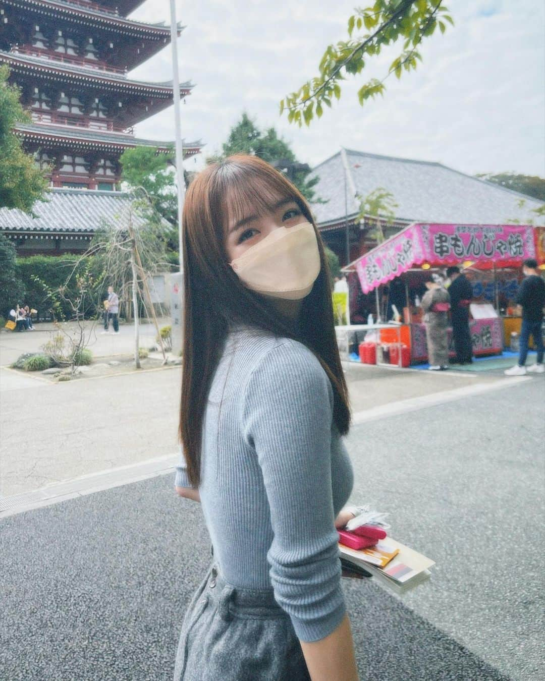 刈川くるみさんのインスタグラム写真 - (刈川くるみInstagram)「#平成中村座 🏮🍁  先月浅草に歌舞伎を見に行った時の🍁📸  今月の演目も、 先月同様 #宮藤官九郎 さんの本っ当に面白い新作歌舞伎 『 #唐茄子屋 』が上演されるし、『#寿曽我対面 』はつい先日市川新之助さん初舞台で見た曽我繋がりだし、『#舞妓の花宴 』の七之助さんもきっととてつもなく美しいんだろうなぁ…  またあの平成中村座の雰囲気を肌で感じられるのが今からワクワクしています🤭💓  浅草寺の境内には屋台もあって 浅草全体が江戸にタイムスリップしたかのような風情ある空間になるのも楽しみです😋🏮👘✨  早く見たい！！  #歌舞伎 #中村座 #十一月大歌舞伎 #浅草」11月20日 13時45分 - kurumi_karikawa