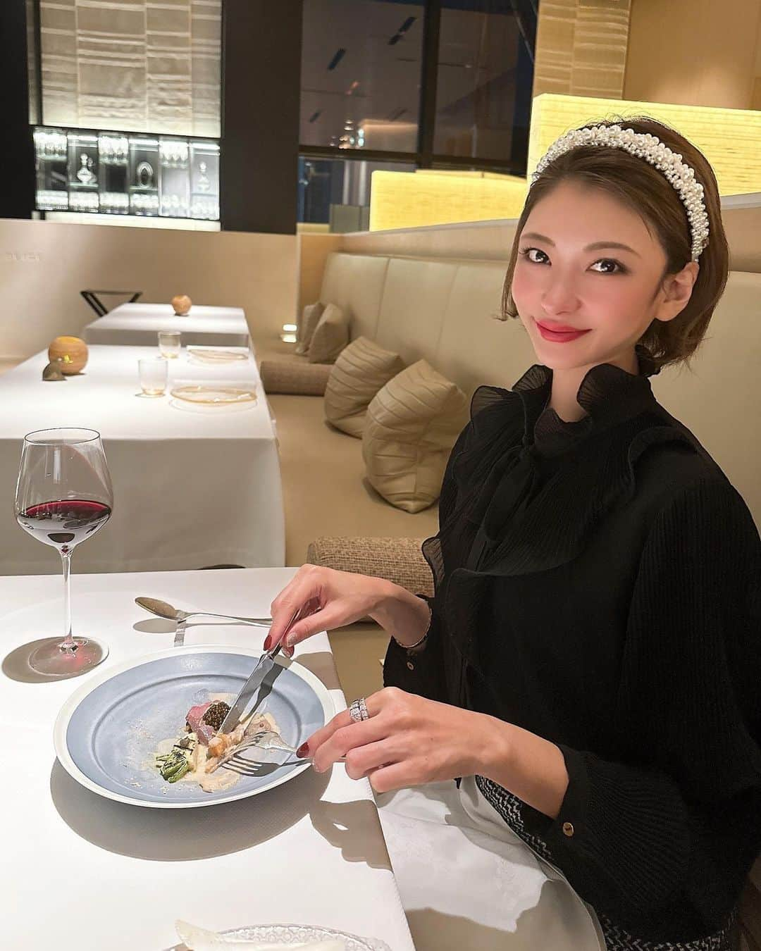 坂井雪乃さんのインスタグラム写真 - (坂井雪乃Instagram)「Dine like a Queen👸🍷🍽❤️  前回ランチで伺ったアランデュカスに今回はディナーで🌃🥂✨ より一層ラグジュアリーな空間でうっとり🥰🫠✨  至福のひとときを味わいました♡  #アランデュカス  #chanel #シャネル #フレンチ #french  #グルメ #gourmet」11月20日 14時16分 - yukino_sakai