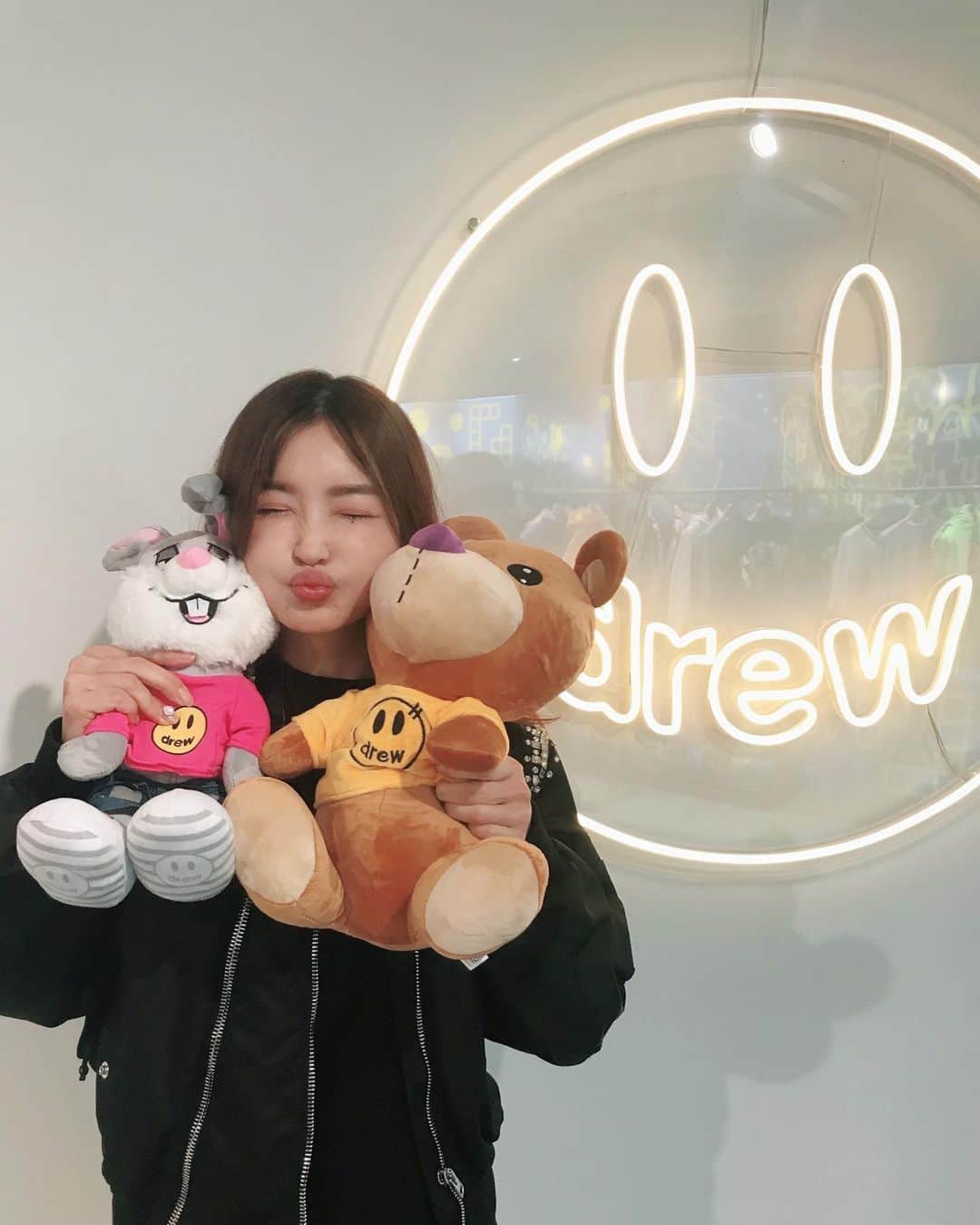 平子理沙さんのインスタグラム写真 - (平子理沙Instagram)「ジャスティンの @drewhouse のポップアップの初日に行ってみましたが、長蛇の列！その日は予定があり、時間が無かったので断念。次の日18日にまた参戦致しまして、並んでようやく入店でき、色々と欲しいアイテムを購入できました😆💕 店内はジャスティンが描いたイラストやグラフティやブランドコンセプトのプロッブスが展示されていて、ポップでとっても可愛いかったです❤️✨店内でたくさん写真を撮りました😁❣️❣️ が、なんと‼️な、なんと‼️翌日の昨日にジャスティンがお店に来店したではないですか‼️ え〜ん、昨日にすれば良かった〜😭 そんなにうまいタイミングで出くわさないか、、、😢絶対に来日している予感がしたんだよな〜😩 @justinbieber   #justinbieber #drewhouse #fashion #lifestyle#beauty#risahirako #平子理沙」11月20日 14時46分 - risa_hirako