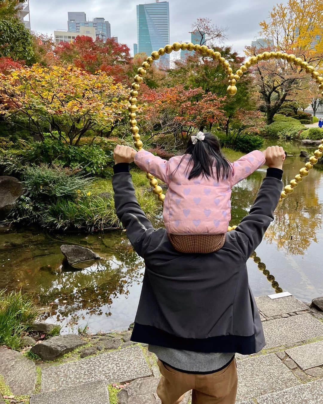 松村未央さんのインスタグラム写真 - (松村未央Instagram)「dayoff🍁 サクッと朝のお出かけ🍂 パパがいるときはママよりパパな娘👧🏻 一枚目はそんな娘が撮ってくれました♡  #雨が降る前に #朝の散歩 #良い時間でした♡」11月20日 15時02分 - mio.matsumura_