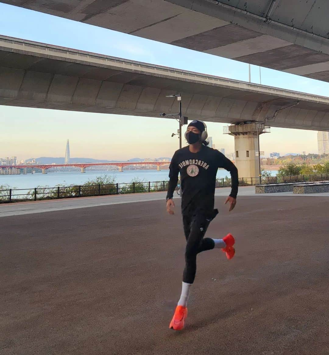 イ・ジュンギさんのインスタグラム写真 - (イ・ジュンギInstagram)「Running life 🤙」11月20日 15時39分 - actor_jg