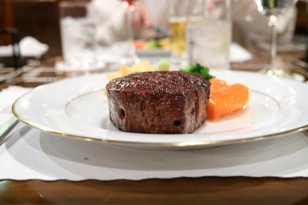 奥田順子さんのインスタグラム写真 - (奥田順子Instagram)「1年ぶりのみやす🍴 炭火で焼いたステーキ🥩は絶品‼︎ #みやす#神戸牛#神戸ディナー#神戸グルメ」11月20日 16時35分 - okuda_junko