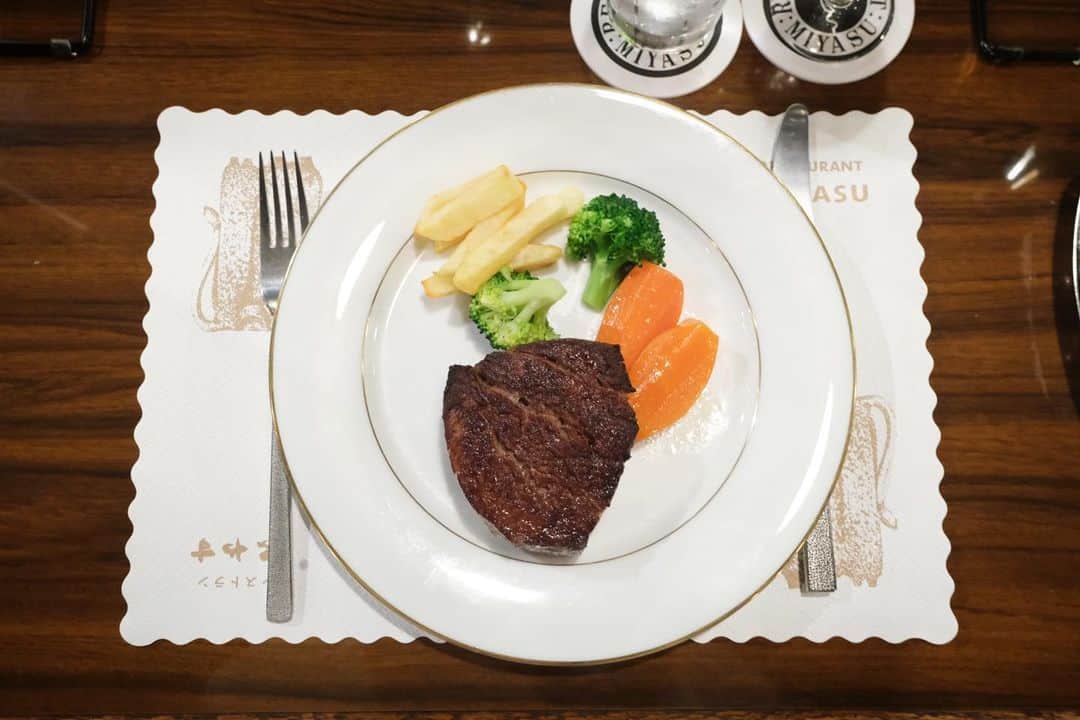奥田順子さんのインスタグラム写真 - (奥田順子Instagram)「1年ぶりのみやす🍴 炭火で焼いたステーキ🥩は絶品‼︎ #みやす#神戸牛#神戸ディナー#神戸グルメ」11月20日 16時35分 - okuda_junko