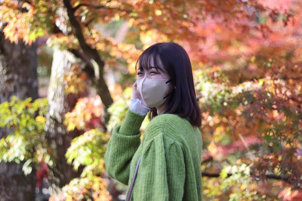 平野詩乃さんのインスタグラム写真 - (平野詩乃Instagram)「🍁 紅葉をみにいったよ🍂  緑もオレンジも黄色も混ざっていて綺麗だった🍁 自然が本当に大好き、、、  (服も緑で馴染みすぎちゃった🙃)  #紅葉 #日本庭園 #苔庭 #秋 #portrait」11月20日 18時37分 - hirano.shino