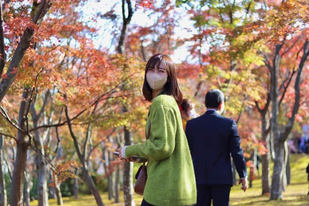 平野詩乃さんのインスタグラム写真 - (平野詩乃Instagram)「🍁 紅葉をみにいったよ🍂  緑もオレンジも黄色も混ざっていて綺麗だった🍁 自然が本当に大好き、、、  (服も緑で馴染みすぎちゃった🙃)  #紅葉 #日本庭園 #苔庭 #秋 #portrait」11月20日 18時37分 - hirano.shino