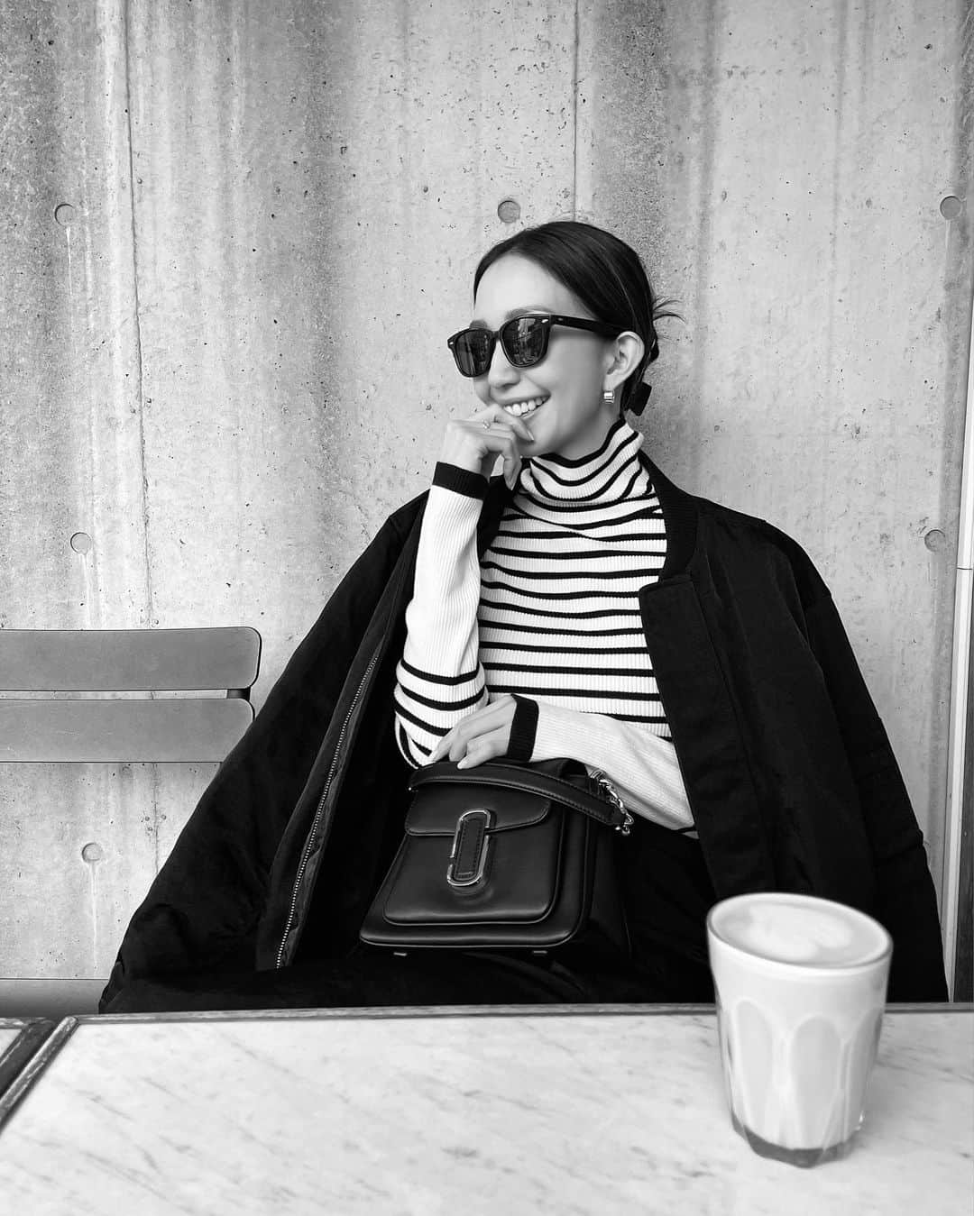 松島花さんのインスタグラム写真 - (松島花Instagram)「: 私服☕️💭安定のボーダー🖤 マークジェイコブスの新作バッグは 小さいのにたくさん入って優秀😊 ストラップをつけてカジュアルに 持つのもお気に入りです♪ : #marcjacobs #THEJMARCSATCHEL  #hanaoutfit #ootd  #花私服 #私服」11月20日 19時21分 - hana_matsushima_official