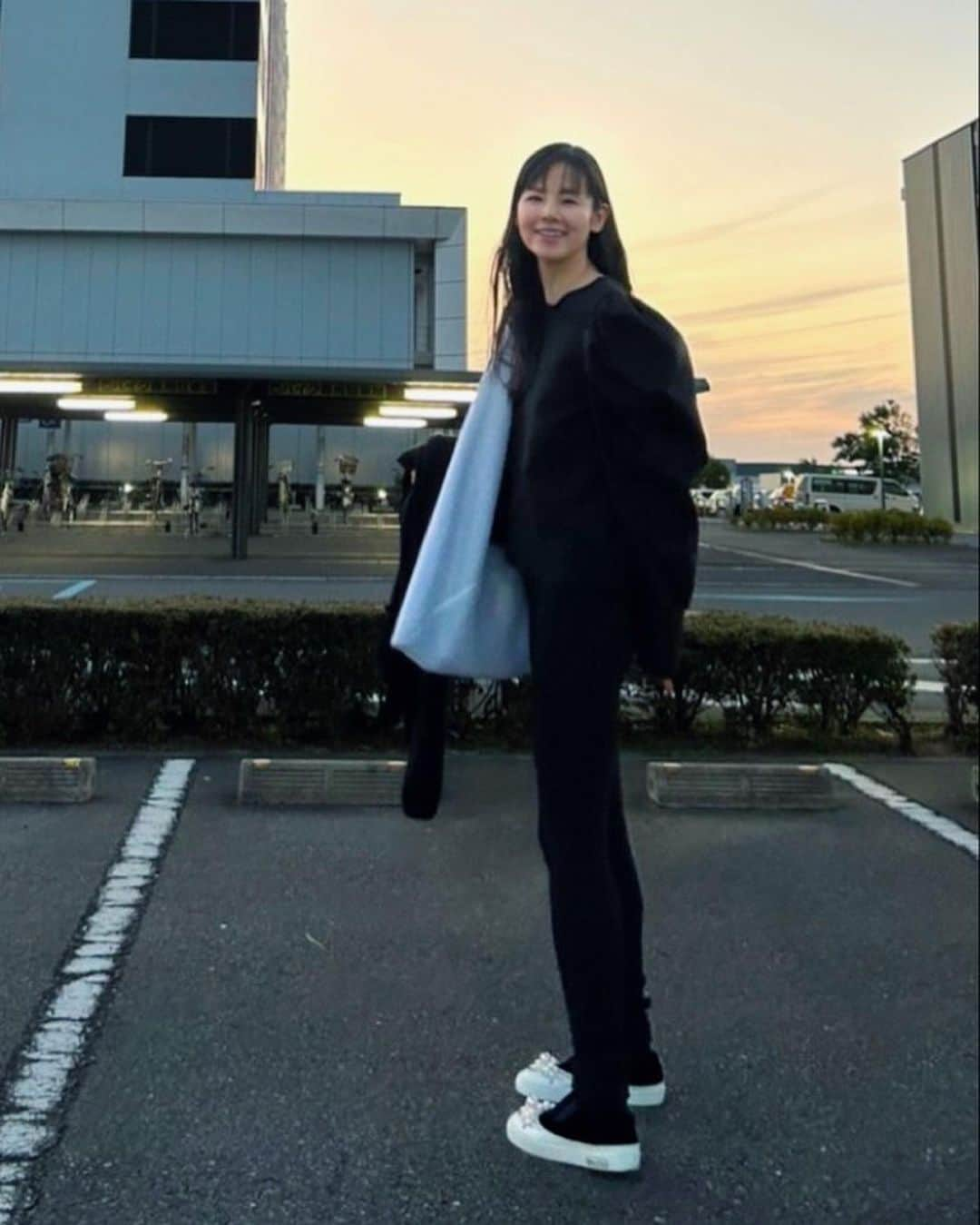 小西真奈美さんのインスタグラム写真 - (小西真奈美Instagram)「撮影後の綺麗な夕焼け。  空気が澄んでいて、 空が綺麗で、 早朝からの緊張が解きほぐされた瞬間でした。  また笑いがいっぱいの現場に出会えて嬉しいです☺️ 連日皆さまお疲れ様です& 本日もありがとうございました✨  #映画 #撮影 #とある土地での #ロケ #夕焼け」11月20日 19時56分 - manami.official