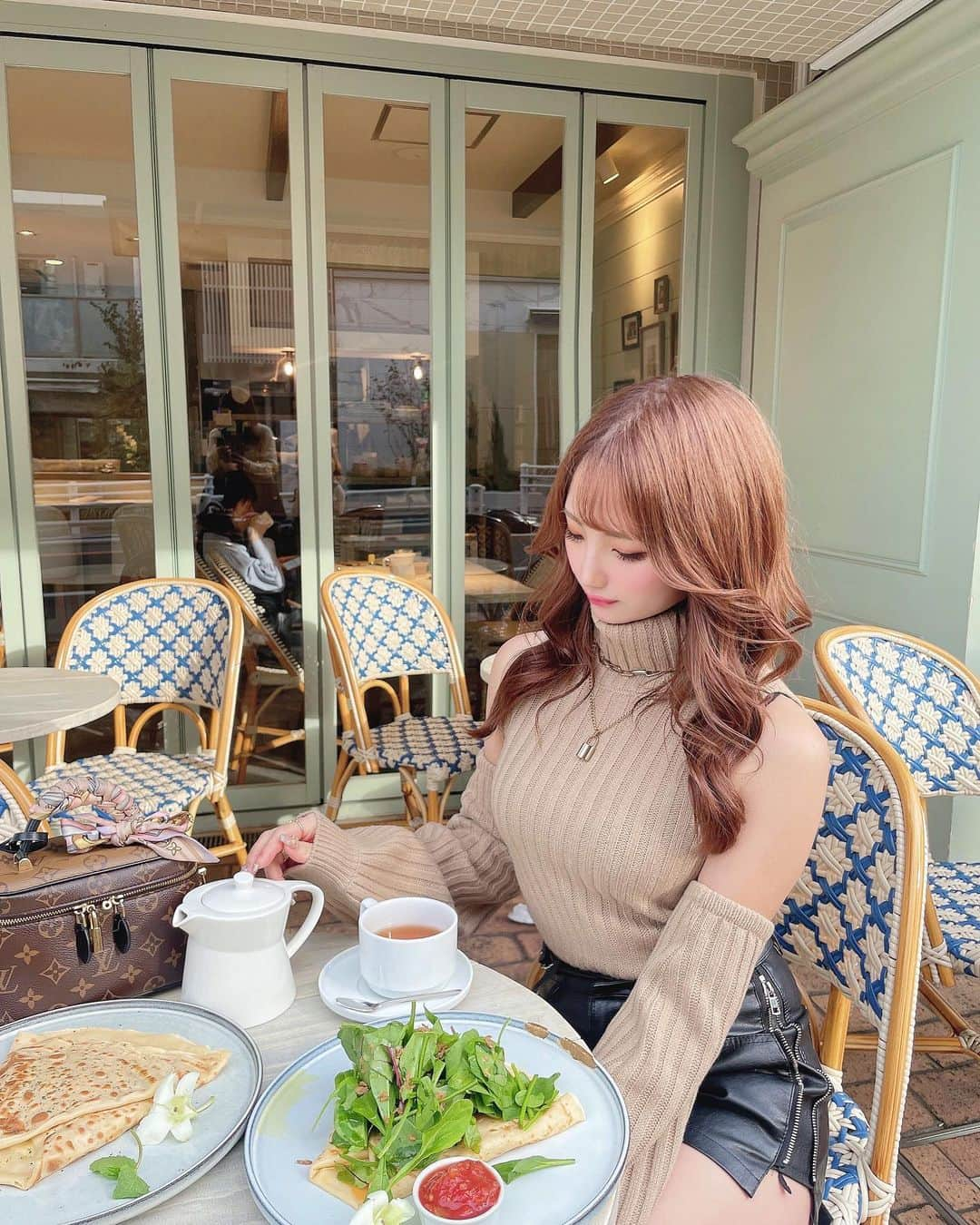 まゆぴちゅーさんのインスタグラム写真 - (まゆぴちゅーInstagram)「自由が丘カフェ🕊☕️❤︎𓈒 𓂂𓏸  行ってみたかったクレープ屋さんに🫶🏻  📍 @nokaoitokyo   甘い系のやつも、うちらが食べたような お食事系クレープもあったし、 味が本当に美味しかった🥰🥰🫧  テラスも可愛くて気持ちよくて よかったよ🫶🏻自由が丘に行った際はぜひ💋  この日のトップスは @egoist_official の 展示会で頼んでたやつーーー♡♡♡  アームウォーマーの丈と形が とってもかわいいの🐈❤︎！！ . . . #cafetime #自由が丘カフェ #自由が丘グルメ #自由が丘ランチ #東京カフェ巡り #東京カフェ部 #かふぇすたぐらむ #カフェ活 #クレープ屋さん #アームウォーマー #カジュアルコーデ #カフェコーデ」11月20日 20時10分 - mayu_03pichu