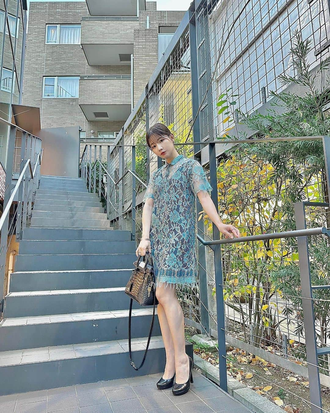 山内あいなさんのインスタグラム写真 - (山内あいなInstagram)「結婚式のお呼ばれコーデ💍🦋  レースのワンピースは @msgm のなんだけど @rentablerunway さんにレンタルしてもらいました✨ 普段は着ないようなお洋服に挑戦できてすごく良かったし、お財布にも優しいのでまたお願いしたいな☺️✨  甘めのワンピースなので真木さん @yuumakiiii に ヘアアレンジですっきりとまとめてもらいました🤍 ありがとうございます✨  ひなこちゃんとてんちゃんの結婚式は、 笑いもあり涙もあり2人にしかできない とても幸せいっぱいの時間でした🤍  2人が家族やお友達、会社の人にとても 愛されているからこその幸せな空間✨ 楽しくてあっという間なのに、 ずーっと余韻に浸ってます。笑  今回嬉しいことに結婚式で飾る絵をお願いされて、 せっかくなので2人で一緒に描いた絵に文字を 入れさせてもらいました🖼 (一緒に描いてる姿が微笑ましくてニヤニヤでした🤣笑)  こんな素敵な2人の結婚式に関われたことが 何よりも嬉しい…‼︎ 改めてご結婚おめでとう🤍 ずっとずっと大好きな2人🥹🫶💍✨  #trunkhotel  #trunkhotelwedding  #ウェディング  #結婚式 #結婚式コーデ  #結婚式お呼ばれ」11月20日 21時00分 - ainayamauchi3131