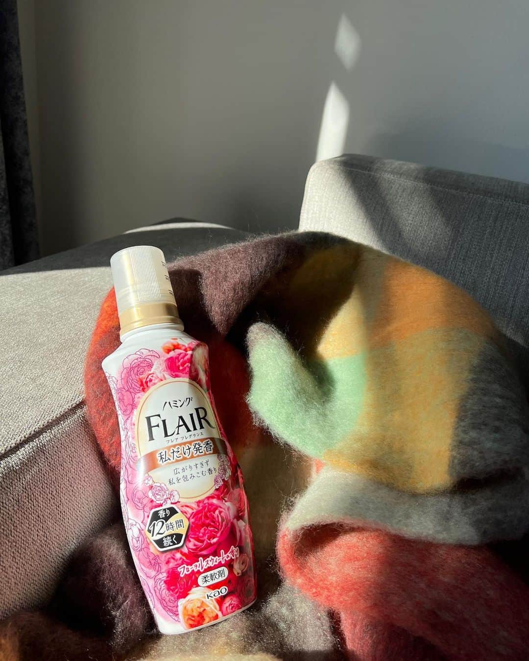 Nagomi（なごみ）さんのインスタグラム写真 - (Nagomi（なごみ）Instagram)「.  良い天気やった🌞  ふわふわのマフラー巻くのめっちゃ好き. 実家のときからよく使ってる ハミングフレアフレグランス フローラルスウィートの香りで洗濯した☺︎ ふんわり香るお花の香りが長続きするからお気に入り🫶🏼   こーくんと一緒に洗濯するから、おそろいの香りがするの嬉しい🌼 Amazonでは大容量の限定品デカラクサイズがお得に購入できるよ.   #ハミングフレア #フレアフレグランス #花王 #柔軟剤 #Amazonブラックフライデー #pr」11月20日 21時14分 - __nagomi32__