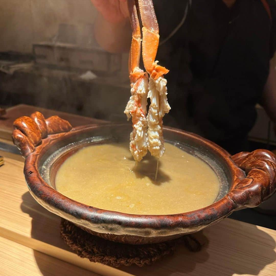 市原彩花さんのインスタグラム写真 - (市原彩花Instagram)「Japanese Omakase Restaurant @hamamotosg  You can eat authentic #kaiseki cuisine in Singapore. I was able to enjoy the taste of autumn in Japan🍁  シンガポールにある懐石料理店、濱本🥢 四季のないこの国でも秋を感じれる美しい料理に感動🍁 最初の一口、口に入れた瞬間に美味しすぎて衝撃が🫢 また必ず食べに行きたいです☺️  Wine selection @wonggang666  🍾 @champagnedavidleclapart  🍷 @comandogviticultores  #hamamoto#omakase#onemichelinstar#michelinstar#japanesefood#japaneseculture#sgfood#foodporn#sgfoodporn#singaporefoodie#champagne#sushi#sushilovers#sgeats#sgfoodie#シンガポールグルメ#singapore#シンガポール#singapura#海外生活#海外旅行#海外移住#シンガポール生活 #あーちゃんシンガポール」11月20日 21時30分 - ayaka_ichihara