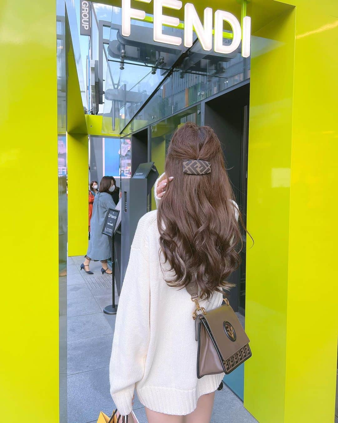 あやちゃんさんのインスタグラム写真 - (あやちゃんInstagram)「FENDIカフェ💗🤍🤎 めちゃくちゃ可愛かった🐰  カフェ利用は当日の朝1番に行かないと整理券貰えないみたい🥹 でも全然テイクアウトで可愛かったから大満足😋 #fendiカフェ #fendicafe #fendi  #フェンディカフェ #表参道カフェ #明治神宮前カフェ #原宿カフェ #表参道 #ピンクカフェ #ニットコーデ #ホワイトコーデ #東京カフェ #harajuku #harajukucafe」11月20日 21時39分 - aya.you.love.r