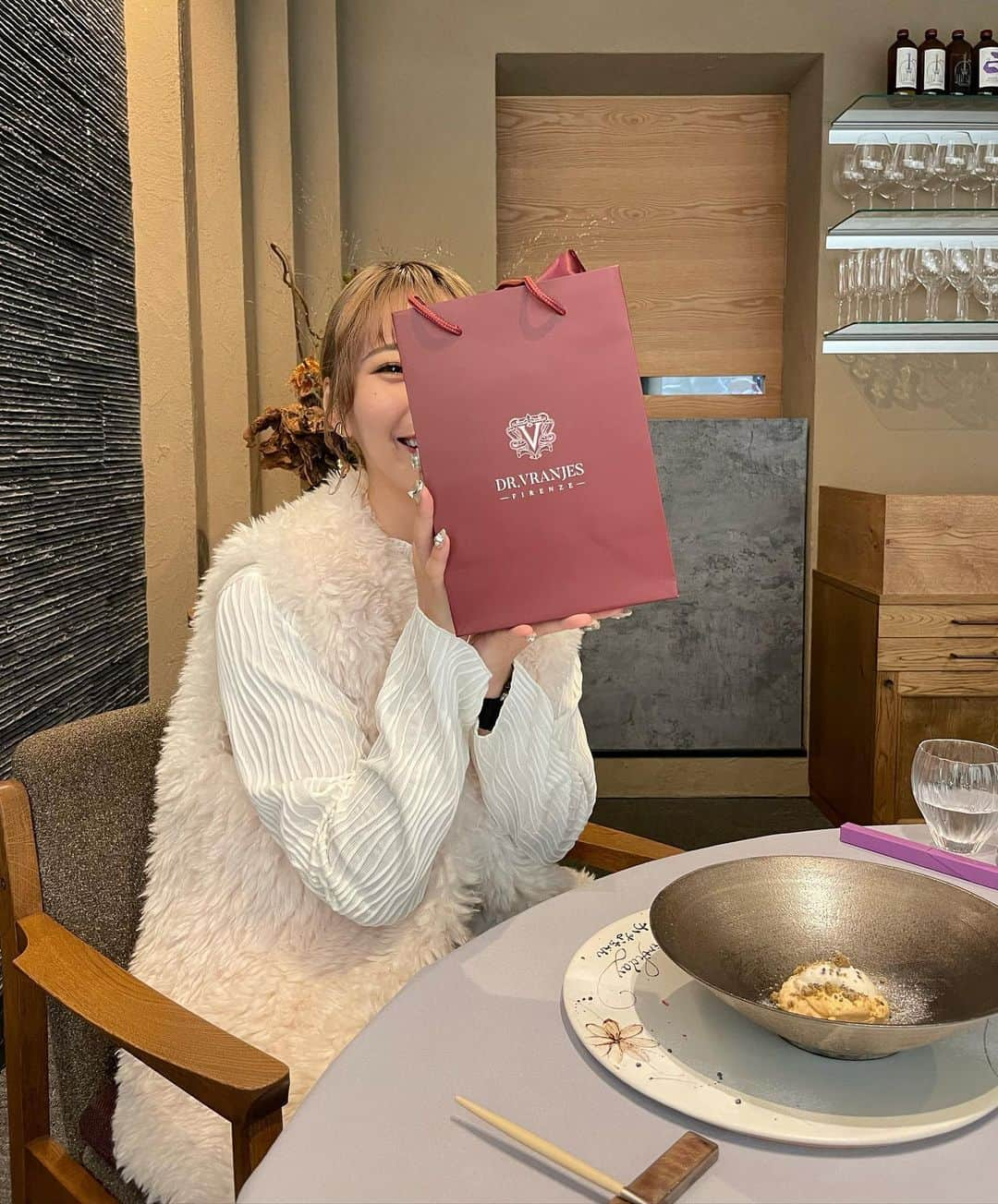 左近鈴乃さんのインスタグラム写真 - (左近鈴乃Instagram)「. かなちゃんのバースデーランチ🍽️🍸 気になってたお店へ。初のイノベーティブ料理🍂  色々なジャンルのお料理が出てきてとにかくずっと感動してた…！視覚も味覚も楽しい🥢♡  そしてまさかの貸切でとっても素敵な空間でした…🍂🌰  . すごい人なのにすごい人感全く出さなくて ワードセンス最高に面白くて明るくて 好きなことして輝いててほんとカッコイイ！！！✨ 仕事の話も沢山できていつも楽しい🤍 仲良くなれて幸せっ改めておめでとう！🎂  #rivi #肥後橋ランチ」11月20日 21時49分 - suzuno_sakon