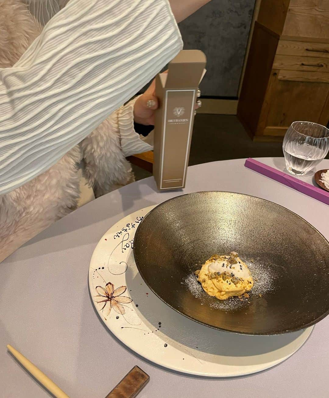 左近鈴乃さんのインスタグラム写真 - (左近鈴乃Instagram)「. かなちゃんのバースデーランチ🍽️🍸 気になってたお店へ。初のイノベーティブ料理🍂  色々なジャンルのお料理が出てきてとにかくずっと感動してた…！視覚も味覚も楽しい🥢♡  そしてまさかの貸切でとっても素敵な空間でした…🍂🌰  . すごい人なのにすごい人感全く出さなくて ワードセンス最高に面白くて明るくて 好きなことして輝いててほんとカッコイイ！！！✨ 仕事の話も沢山できていつも楽しい🤍 仲良くなれて幸せっ改めておめでとう！🎂  #rivi #肥後橋ランチ」11月20日 21時49分 - suzuno_sakon