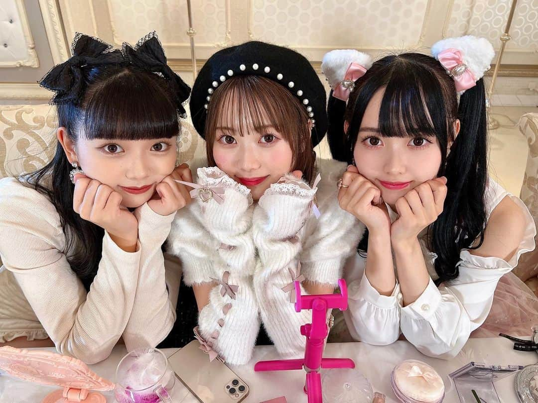 松本ももなさんのインスタグラム写真 - (松本ももなInstagram)「可愛いが欲しいです🎀 💬くーださいな♡  🥹ひめり🥹ももこ🥹  可愛くてごめんのMVが14万回再生🫶🏻 たかねこちゃんのこと可愛がってくれてありがとう💕  #可愛くてごめん #高嶺のなでしこ #honeyworks #ハニーワークス #IDOL #japanesegirls #可愛い #mv」11月20日 22時31分 - momona.1012