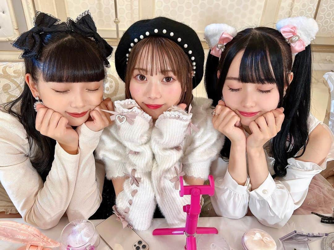 松本ももなさんのインスタグラム写真 - (松本ももなInstagram)「可愛いが欲しいです🎀 💬くーださいな♡  🥹ひめり🥹ももこ🥹  可愛くてごめんのMVが14万回再生🫶🏻 たかねこちゃんのこと可愛がってくれてありがとう💕  #可愛くてごめん #高嶺のなでしこ #honeyworks #ハニーワークス #IDOL #japanesegirls #可愛い #mv」11月20日 22時31分 - momona.1012