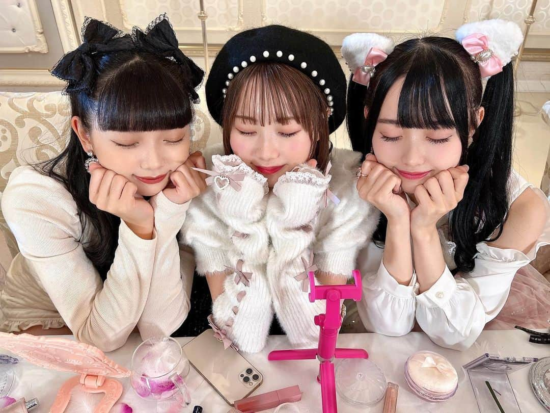 松本ももなさんのインスタグラム写真 - (松本ももなInstagram)「可愛いが欲しいです🎀 💬くーださいな♡  🥹ひめり🥹ももこ🥹  可愛くてごめんのMVが14万回再生🫶🏻 たかねこちゃんのこと可愛がってくれてありがとう💕  #可愛くてごめん #高嶺のなでしこ #honeyworks #ハニーワークス #IDOL #japanesegirls #可愛い #mv」11月20日 22時31分 - momona.1012