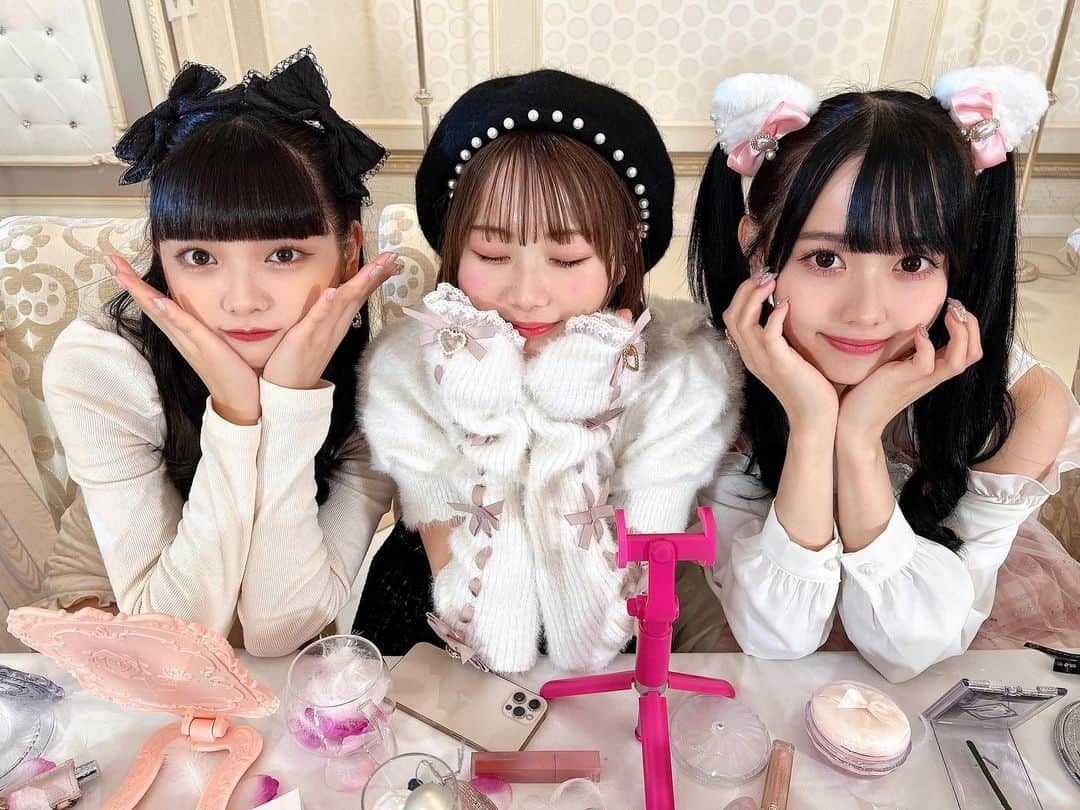 松本ももなさんのインスタグラム写真 - (松本ももなInstagram)「可愛いが欲しいです🎀 💬くーださいな♡  🥹ひめり🥹ももこ🥹  可愛くてごめんのMVが14万回再生🫶🏻 たかねこちゃんのこと可愛がってくれてありがとう💕  #可愛くてごめん #高嶺のなでしこ #honeyworks #ハニーワークス #IDOL #japanesegirls #可愛い #mv」11月20日 22時31分 - momona.1012