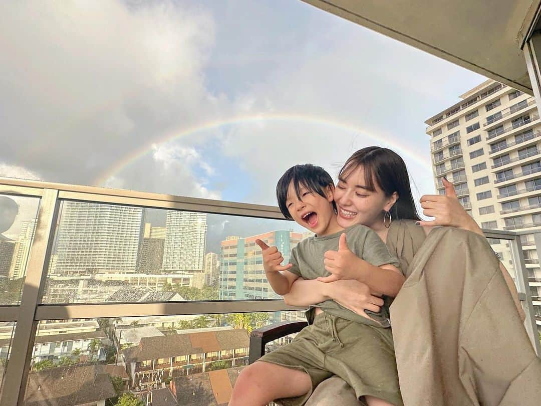 林みなほさんのインスタグラム写真 - (林みなほInstagram)「ハワイの空に綺麗な虹が🌈  息子が見つけて教えてくれました🫶✨  all-in-one… @etretokyo   #虹#空#Hawaii#ダブルレインボー」11月20日 22時43分 - hayashiminaho