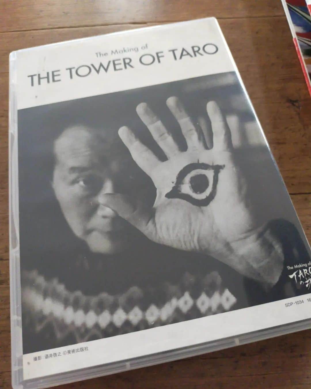 常盤貴子さんのインスタグラム写真 - (常盤貴子Instagram)「東京都美術館で開催中の岡本太郎展に行ったら…無性にNHKドラマ「TAROの塔」が観たくなり…購入。  自分が出演した過去作を買う日が来るとは！！  でも、このドラマは、トップ3に入るくらい大好きなドラマなので…ずっと、いつか買おうと思っていた。  やっと買えた。 嬉しい。  #岡本太郎展  #taroの塔  #太郎の赤に惹かれる #松尾スズキさん #岡本太郎にソックリ！ #今見てもソックリ（笑） #すごすぎる ！！ #最高です  #松尾スズキさんの岡本太郎 #今回は今まで見た事なかった展示も何点か♫ #素敵でしたぁ  #そして … #近鉄バファローズ の帽子 #ビックリしすぎて  #転びそうになった ！！ #これ… #太郎のデザインだったのですね #びっくらこいた   #さっ！ #明日も笑顔で過ごせますように」11月20日 23時21分 - takakotokiwa_official