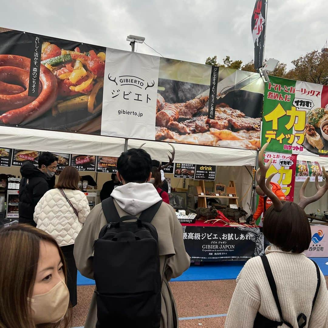 安井友梨さんのインスタグラム写真 - (安井友梨Instagram)「本日は、農林水産省のイベント  「安井友梨×A Y Aジビエトークショー」でした❤️‍🔥❤️‍🔥  老若男女問わず、体づくり・健康維持のために、栄養面でのメリットを持つ最強の食材【ジビエ】について、AYAさんとトークを繰り広げていきました㊙️㊙️  私は普段からジビエを食事に毎日取り入れていますが、、 その凄いパワーを、私が尊敬するフィットネス界の第一人者AYAさんや皆さまにお伝えしたい‼️‼️ とにかくその一心でした笑笑  トークショー後は、ジビエブースに大行列、猪肉は即完売の大好評でした  今日はこのような貴重な機会を頂けて、皆さまに、ジビエ最強説を心ゆくまでお伝えできて本当に嬉しかったです❤️‍🔥❤️‍🔥  @aya_fitness  @gibierto  #ジビエ #猪肉 #鹿肉 #ビキニフィットネス」11月20日 23時37分 - yuri.yasui.98