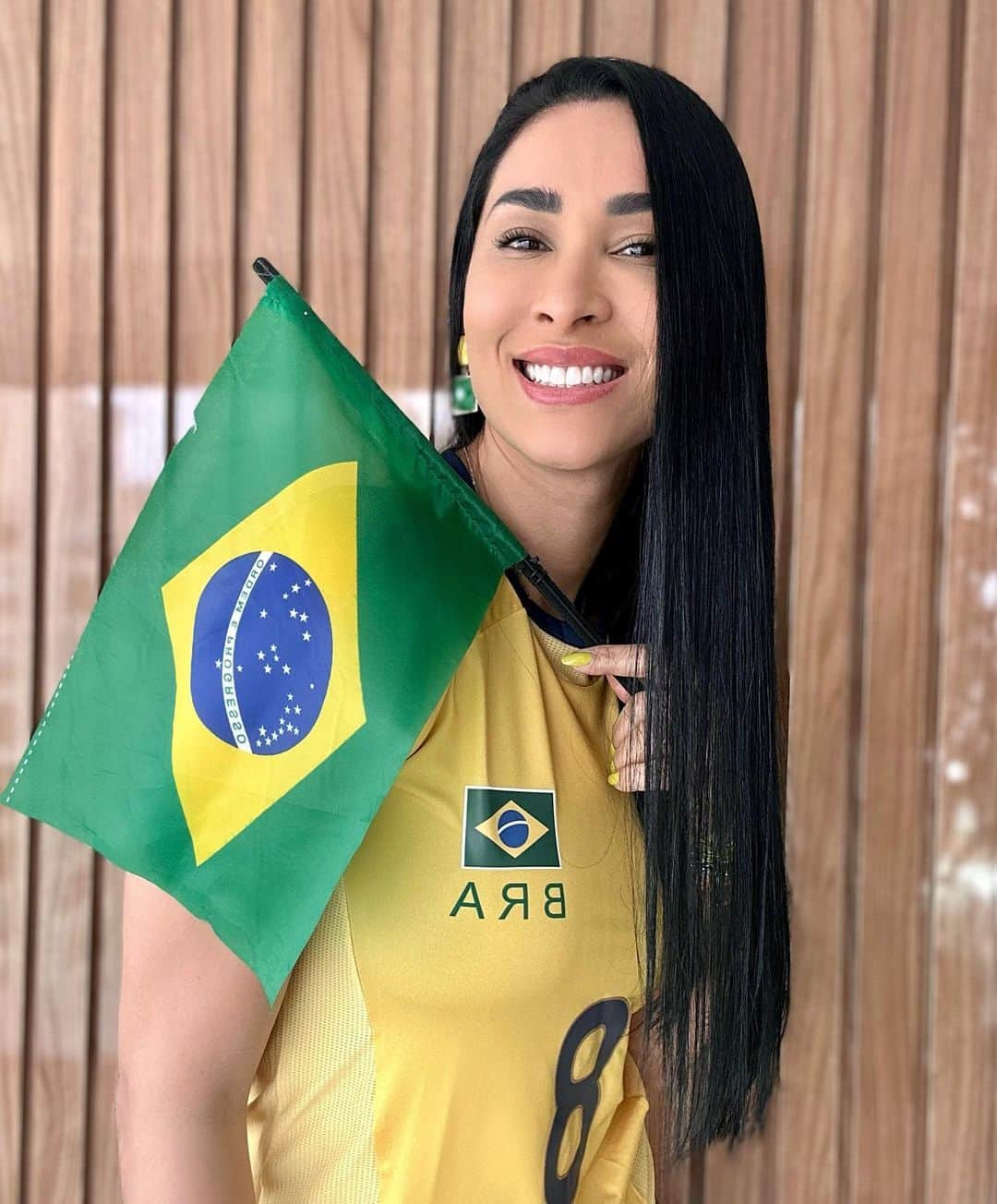 ジャケリネ・カルバリョさんのインスタグラム写真 - (ジャケリネ・カルバリョInstagram)「VAI COMEÇAR!!!🇧🇷🇧🇷🇧🇷   O Brasil só joga quinta-feira mas eu já estou no clima💚💛💙🤍  Quem aqui ansioso???👀  #vamosbrasil #copadomundo #brasil #brasilnacopa」11月20日 23時53分 - jaqueline