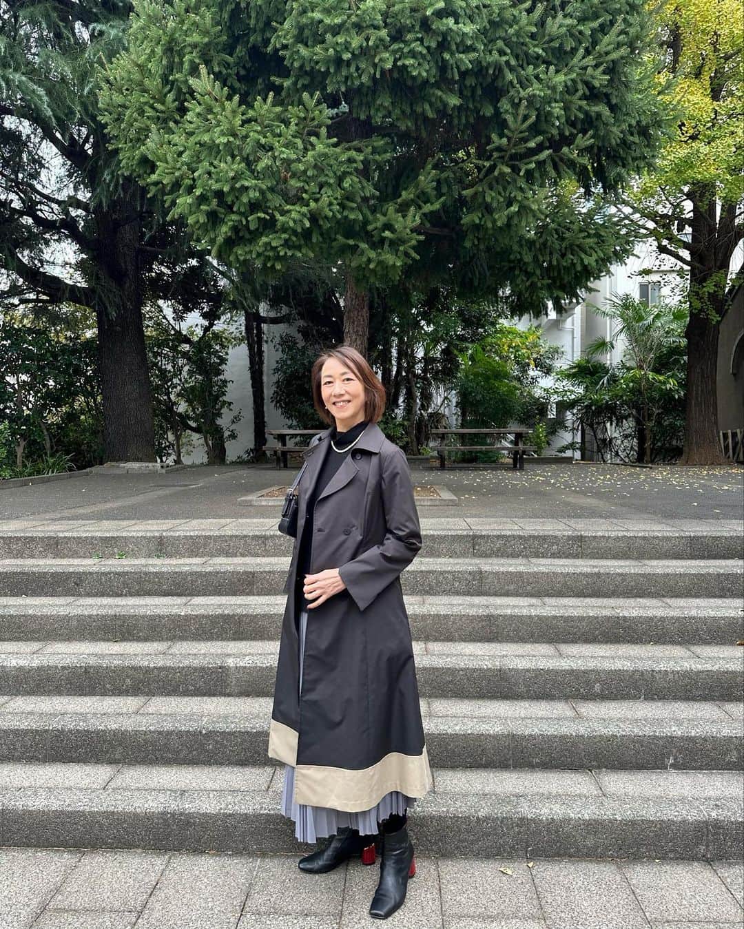 長野智子さんのインスタグラム写真 - (長野智子Instagram)「新しいコート。  先日どちらにしようか悩んでいたコート、皆さまからのご意見でも多かった黒にしました。ありがとう。  コロナ禍でここ数年同じものを着回していたけど、ようやく動き出したので久しぶりに購入☺️新しいコートは気分あがりますね。  久しぶりに東京プリンスホテルに行ったけど、ロビーがとても素敵😍  @almaenrose_official  #東京プリンスホテル #初冬 #コート #ファッション」11月21日 8時45分 - naganotomoko