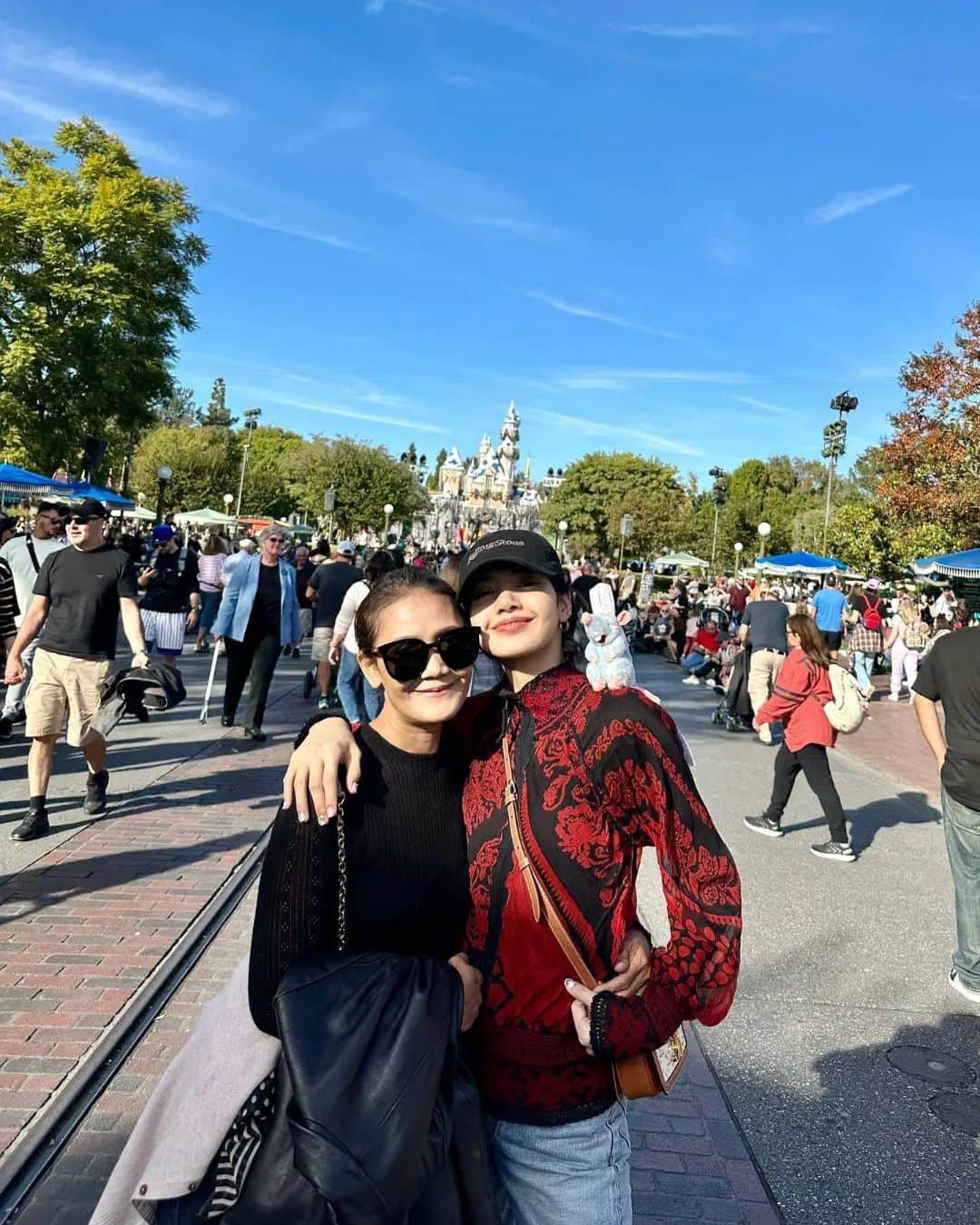 リサさんのインスタグラム写真 - (リサInstagram)「LISA and mommy date in Disneyland 💛 . . . #LISA #LALISA #리사 #블랙핑크 #BLACKPINK #LALISAMANOBAN #LALISAMANOBAL #blackpinklisa #lisablackpink」11月21日 9時13分 - lisa.blackpink