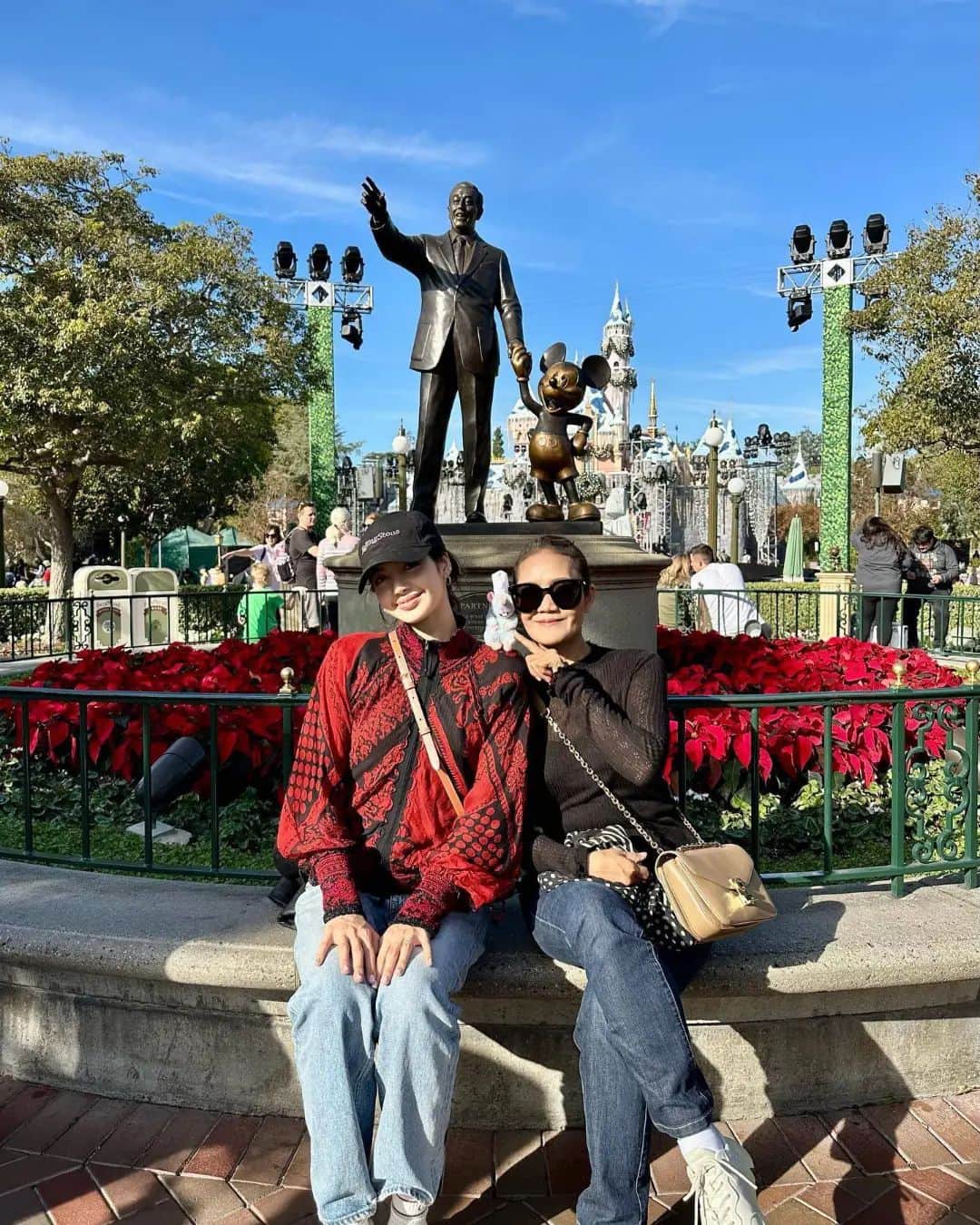 リサさんのインスタグラム写真 - (リサInstagram)「LISA and mommy date in Disneyland 💛 . . . #LISA #LALISA #리사 #블랙핑크 #BLACKPINK #LALISAMANOBAN #LALISAMANOBAL #blackpinklisa #lisablackpink」11月21日 9時13分 - lisa.blackpink
