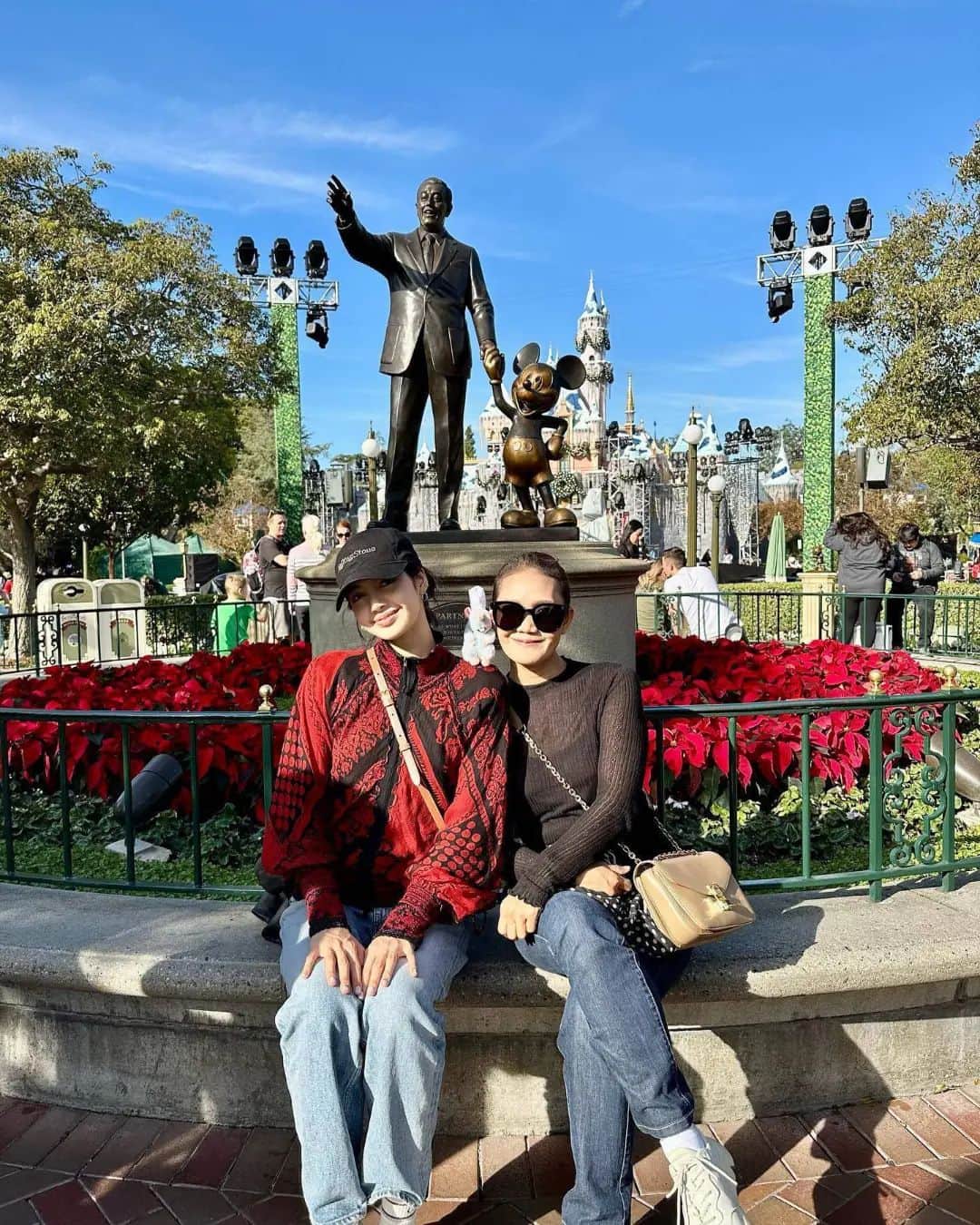 リサさんのインスタグラム写真 - (リサInstagram)「LISA and mommy date in Disneyland 💛 . . . #LISA #LALISA #리사 #블랙핑크 #BLACKPINK #LALISAMANOBAN #LALISAMANOBAL #blackpinklisa #lisablackpink」11月21日 9時13分 - lisa.blackpink