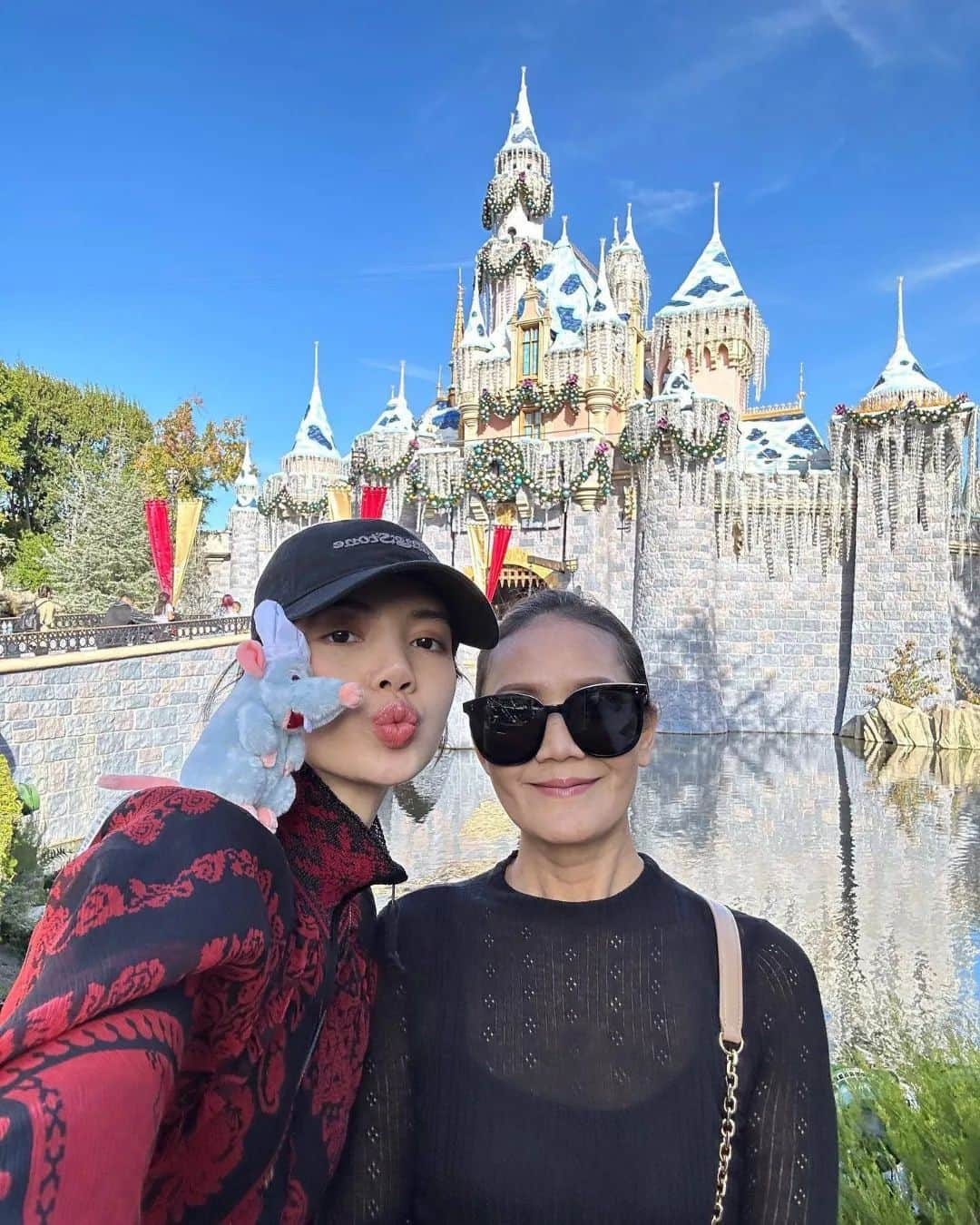 リサさんのインスタグラム写真 - (リサInstagram)「LISA and mommy date in Disneyland 💛 . . . #LISA #LALISA #리사 #블랙핑크 #BLACKPINK #LALISAMANOBAN #LALISAMANOBAL #blackpinklisa #lisablackpink」11月21日 9時13分 - lisa.blackpink