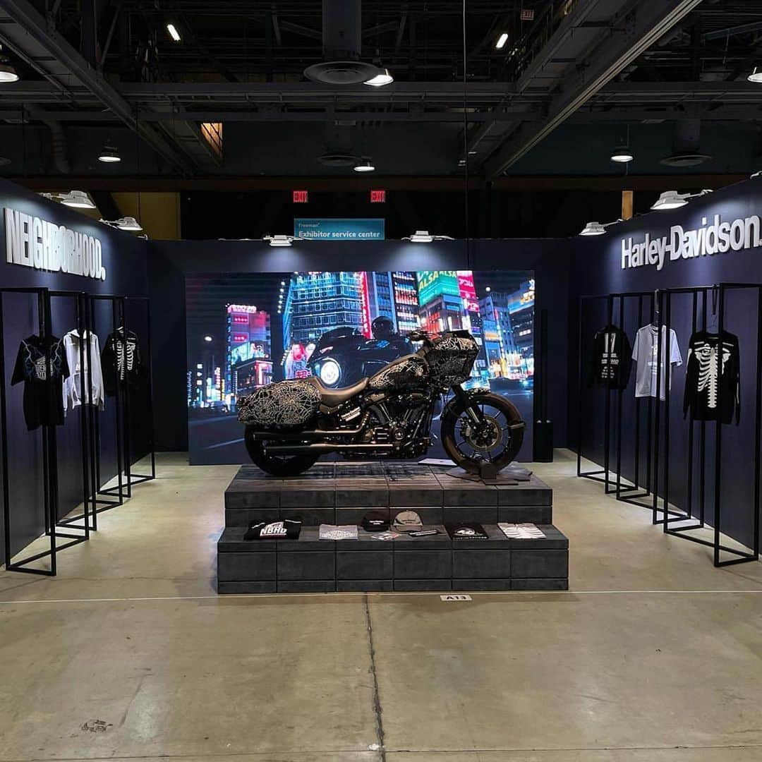 滝沢伸介さんのインスタグラム写真 - (滝沢伸介Instagram)「Posted @withrepost • @neighborhood_official ⁡ NEIGHBORHOOD®｜Harley-Davidson® at @complexcon ______________________________________ ⁡ @neighborhood_official @harleydavidson @complexcon #neighborhood #nbhd #harleydavidson #complexcon」11月21日 10時47分 - sin_takizawa