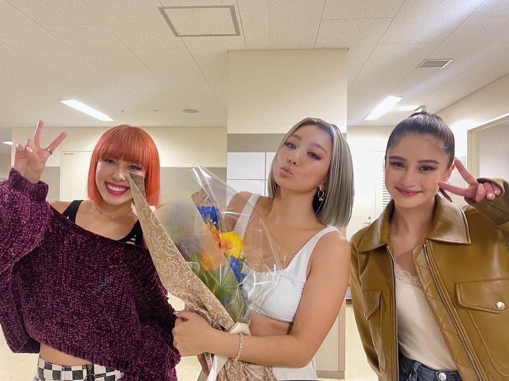 倖田來未さんのインスタグラム写真 - (倖田來未Instagram)「. 昨日ライブが終わった後、 デビューから、ホンッットにお世話になっているといいますか、同じ目線でいつも私なんかと話してくれる大大先輩の伊藤洋介さんを呼び止め、久々に話してたんですー。 なんか、こうして変わらず気にかけてもらって幸せやなー思いながらね。 そしたら、FAKYのAkinaとTakiが、お花を持ってハッピーバースデーとお祝いしにきてくれました！！！にゃんて良い子達なんだー！！ ⁡ 記念写真撮ろうとなったのですが、廊下が暗かったもんで！ 大先輩の洋介さんに、レフ板で光くださーい！と言って、レフ板持たせる後輩。ほんま！ そのやりとりを見るFAKY！爆 ⁡ ノリでほんまにやって貰い、すいませんでした！！！ けどほんま、こういうのをノリノリでやってくださるところもほんま好きです笑笑 ⁡ 洋介さん！ これからも、コーダコーダと、いくつになっても可愛がってくださいー！！！ 私も、見本になれるよーに、かわい子ちゃんたちを可愛がります！笑笑 ⁡ P.S 先輩にはレフ板、絶対持たせてはいけません。 ⁡ #エイベックス #大先輩 #伊藤洋介 さん #可愛い後輩 #faky #kodakumi #倖田來未」11月21日 12時30分 - kodakumi_official