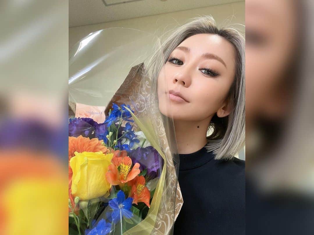 倖田來未さんのインスタグラム写真 - (倖田來未Instagram)「. 昨日ライブが終わった後、 デビューから、ホンッットにお世話になっているといいますか、同じ目線でいつも私なんかと話してくれる大大先輩の伊藤洋介さんを呼び止め、久々に話してたんですー。 なんか、こうして変わらず気にかけてもらって幸せやなー思いながらね。 そしたら、FAKYのAkinaとTakiが、お花を持ってハッピーバースデーとお祝いしにきてくれました！！！にゃんて良い子達なんだー！！ ⁡ 記念写真撮ろうとなったのですが、廊下が暗かったもんで！ 大先輩の洋介さんに、レフ板で光くださーい！と言って、レフ板持たせる後輩。ほんま！ そのやりとりを見るFAKY！爆 ⁡ ノリでほんまにやって貰い、すいませんでした！！！ けどほんま、こういうのをノリノリでやってくださるところもほんま好きです笑笑 ⁡ 洋介さん！ これからも、コーダコーダと、いくつになっても可愛がってくださいー！！！ 私も、見本になれるよーに、かわい子ちゃんたちを可愛がります！笑笑 ⁡ P.S 先輩にはレフ板、絶対持たせてはいけません。 ⁡ #エイベックス #大先輩 #伊藤洋介 さん #可愛い後輩 #faky #kodakumi #倖田來未」11月21日 12時30分 - kodakumi_official