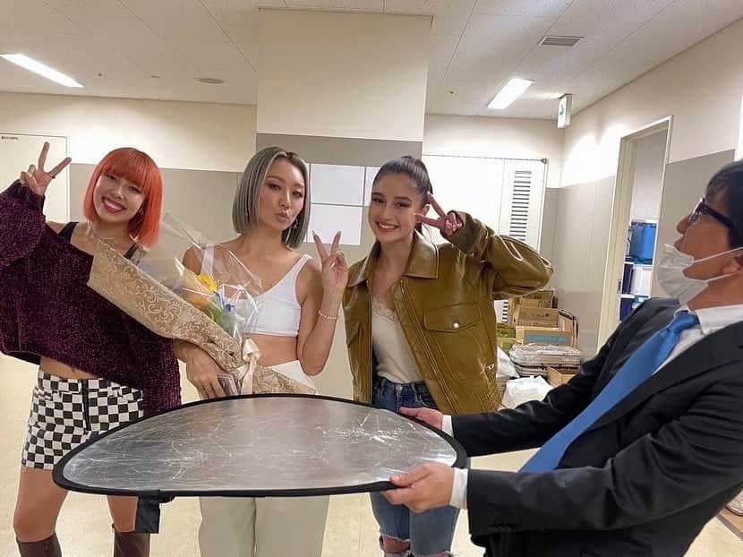 倖田來未さんのインスタグラム写真 - (倖田來未Instagram)「. 昨日ライブが終わった後、 デビューから、ホンッットにお世話になっているといいますか、同じ目線でいつも私なんかと話してくれる大大先輩の伊藤洋介さんを呼び止め、久々に話してたんですー。 なんか、こうして変わらず気にかけてもらって幸せやなー思いながらね。 そしたら、FAKYのAkinaとTakiが、お花を持ってハッピーバースデーとお祝いしにきてくれました！！！にゃんて良い子達なんだー！！ ⁡ 記念写真撮ろうとなったのですが、廊下が暗かったもんで！ 大先輩の洋介さんに、レフ板で光くださーい！と言って、レフ板持たせる後輩。ほんま！ そのやりとりを見るFAKY！爆 ⁡ ノリでほんまにやって貰い、すいませんでした！！！ けどほんま、こういうのをノリノリでやってくださるところもほんま好きです笑笑 ⁡ 洋介さん！ これからも、コーダコーダと、いくつになっても可愛がってくださいー！！！ 私も、見本になれるよーに、かわい子ちゃんたちを可愛がります！笑笑 ⁡ P.S 先輩にはレフ板、絶対持たせてはいけません。 ⁡ #エイベックス #大先輩 #伊藤洋介 さん #可愛い後輩 #faky #kodakumi #倖田來未」11月21日 12時30分 - kodakumi_official