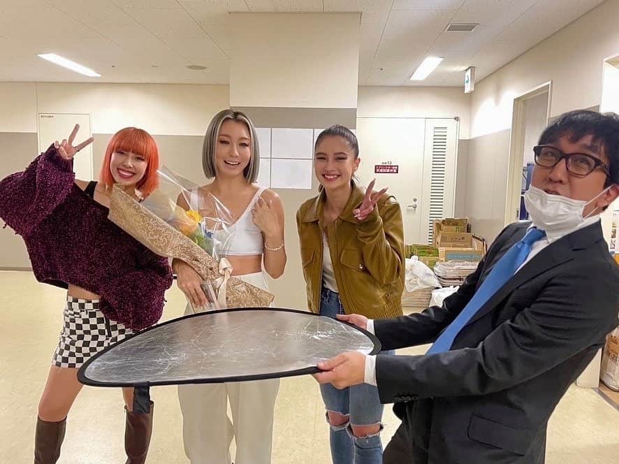 倖田來未さんのインスタグラム写真 - (倖田來未Instagram)「. 昨日ライブが終わった後、 デビューから、ホンッットにお世話になっているといいますか、同じ目線でいつも私なんかと話してくれる大大先輩の伊藤洋介さんを呼び止め、久々に話してたんですー。 なんか、こうして変わらず気にかけてもらって幸せやなー思いながらね。 そしたら、FAKYのAkinaとTakiが、お花を持ってハッピーバースデーとお祝いしにきてくれました！！！にゃんて良い子達なんだー！！ ⁡ 記念写真撮ろうとなったのですが、廊下が暗かったもんで！ 大先輩の洋介さんに、レフ板で光くださーい！と言って、レフ板持たせる後輩。ほんま！ そのやりとりを見るFAKY！爆 ⁡ ノリでほんまにやって貰い、すいませんでした！！！ けどほんま、こういうのをノリノリでやってくださるところもほんま好きです笑笑 ⁡ 洋介さん！ これからも、コーダコーダと、いくつになっても可愛がってくださいー！！！ 私も、見本になれるよーに、かわい子ちゃんたちを可愛がります！笑笑 ⁡ P.S 先輩にはレフ板、絶対持たせてはいけません。 ⁡ #エイベックス #大先輩 #伊藤洋介 さん #可愛い後輩 #faky #kodakumi #倖田來未」11月21日 12時30分 - kodakumi_official