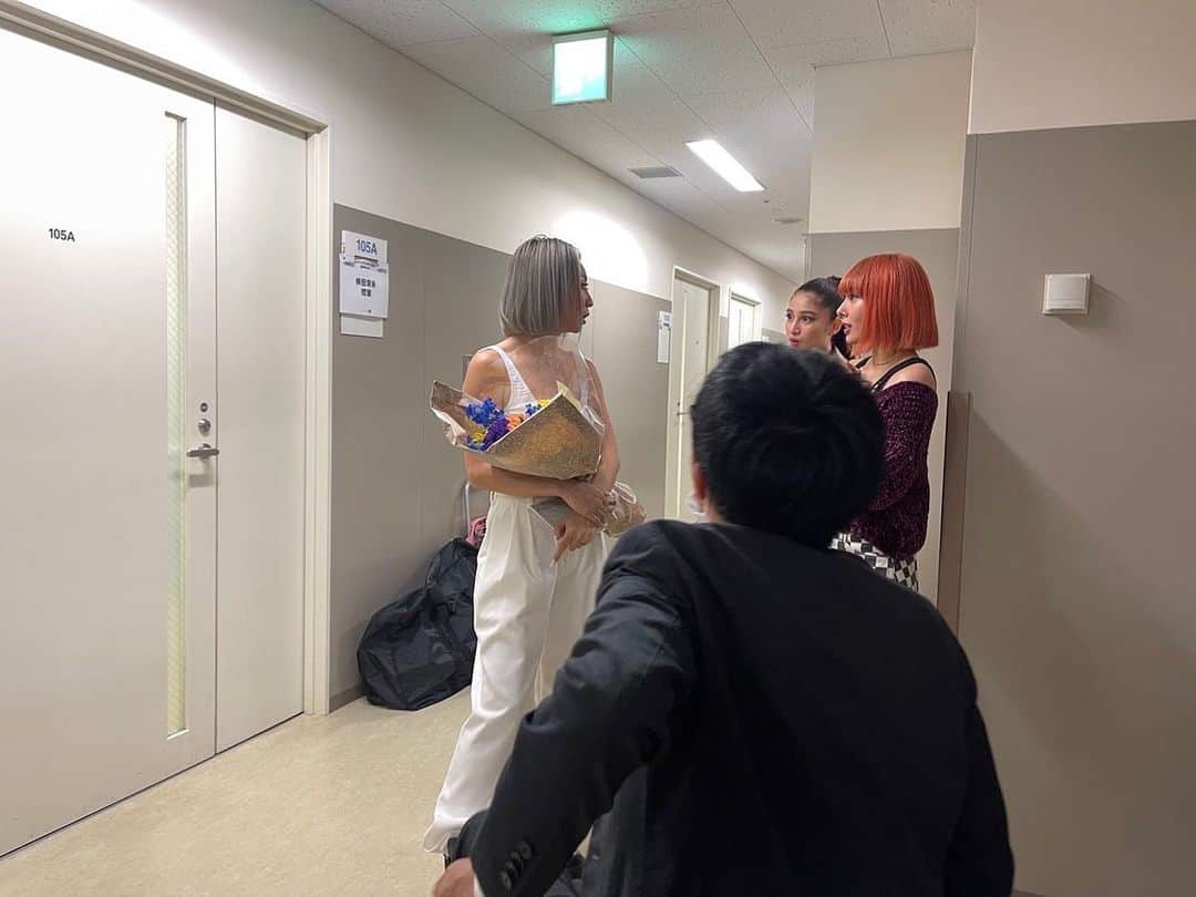 倖田來未さんのインスタグラム写真 - (倖田來未Instagram)「. 昨日ライブが終わった後、 デビューから、ホンッットにお世話になっているといいますか、同じ目線でいつも私なんかと話してくれる大大先輩の伊藤洋介さんを呼び止め、久々に話してたんですー。 なんか、こうして変わらず気にかけてもらって幸せやなー思いながらね。 そしたら、FAKYのAkinaとTakiが、お花を持ってハッピーバースデーとお祝いしにきてくれました！！！にゃんて良い子達なんだー！！ ⁡ 記念写真撮ろうとなったのですが、廊下が暗かったもんで！ 大先輩の洋介さんに、レフ板で光くださーい！と言って、レフ板持たせる後輩。ほんま！ そのやりとりを見るFAKY！爆 ⁡ ノリでほんまにやって貰い、すいませんでした！！！ けどほんま、こういうのをノリノリでやってくださるところもほんま好きです笑笑 ⁡ 洋介さん！ これからも、コーダコーダと、いくつになっても可愛がってくださいー！！！ 私も、見本になれるよーに、かわい子ちゃんたちを可愛がります！笑笑 ⁡ P.S 先輩にはレフ板、絶対持たせてはいけません。 ⁡ #エイベックス #大先輩 #伊藤洋介 さん #可愛い後輩 #faky #kodakumi #倖田來未」11月21日 12時30分 - kodakumi_official