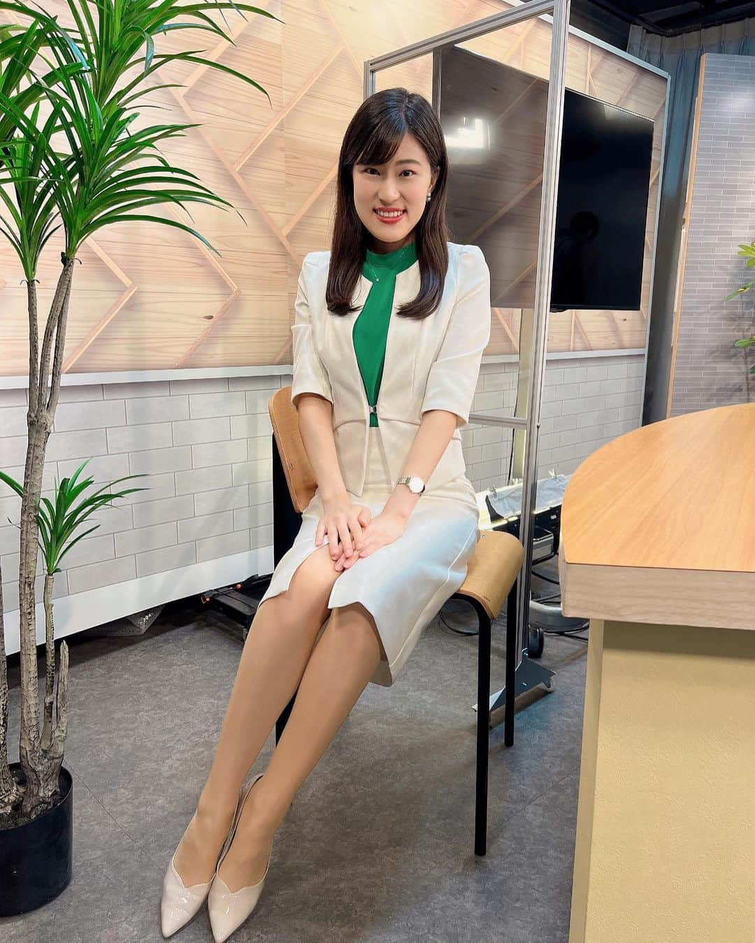 竹内里奈さんのインスタグラム写真 - (竹内里奈Instagram)「🎤job♡ 今日は東京リカレントナビ！ 2050年の地球の未来についても 考えさせられました‥🌍 またアップされたら ストーリーに貼るので💍 よろしくお願いします☺️♡  やっぱり対談のお仕事は やり甲斐があるなぁ✨  白スーツに、 インナーは緑にしてみました🌿 ・ ・ ・ ・ ・ ・ #東京リカレントナビ #mc #キャスター #女子アナ #アナウンサー #女子アナコーデ #オフィスコーデ #白スーツ #スーツコーデ #緑好き #フリーアナウンサー #竹内里奈」11月21日 13時00分 - rina.takeuch