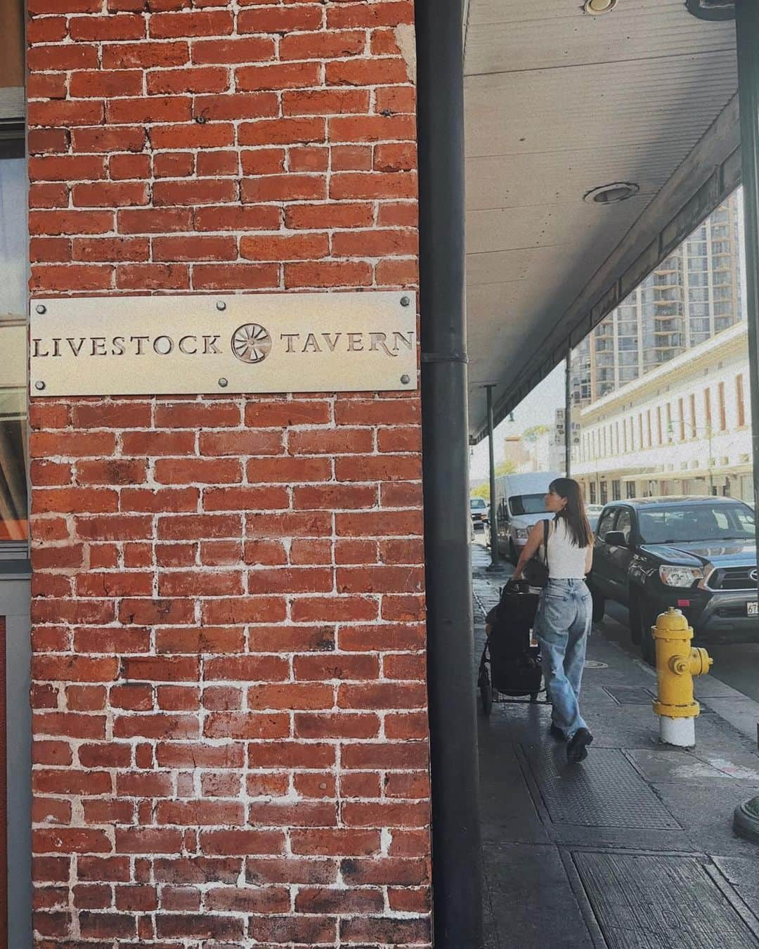 林みなほさんのインスタグラム写真 - (林みなほInstagram)「📍Livestock Tavern (ライブストック・タバーン)  ダウンタウンでオススメの穴場レストラン🍽  住所：	49 N Hotel St, Honolulu 電話番号：	+1 808-537-2577 営業時間：	11:00～14:00、17:00～22:00 定休日：	日曜  ハワイに行ったら訪れたいのは、 ダウンタウン/チャイナタウン。 ワイキキとはまた違う魅力が溢れてる。  お気に入りのレストラン再訪。 とにかくオシャレで美味しい❣️ ブルックリンスタイルの内装。 スタイリッシュなデザインのテーブルやイス。 窓が大きくて天井も高いので開放的でありながら、 アーバンな空気感がとても良き。 そして、どのメニューもめちゃくちゃ美味しい。 あーさいこう。  食リポがめちゃくちゃ素。笑  メニューと金額は後で追記します📝  #restaurant#ダウンタウン#hawaii」11月21日 13時09分 - hayashiminaho