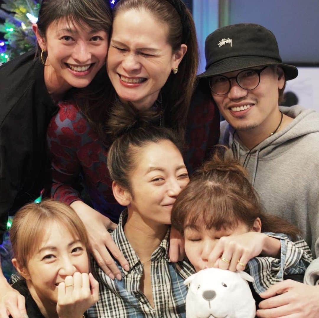 西山茉希さんのインスタグラム写真 - (西山茉希Instagram)「#🦂🎂🦂 #11月の顔合わせ #6＋1フォトグラファー #小さな戦士達7人  大笑う角。 福溢るる。 🌈🤭😂😁😆😋🤣🌈  #東京LIFE #19年目  ありがとぉ♥️」11月21日 13時14分 - maki.nshiyama50