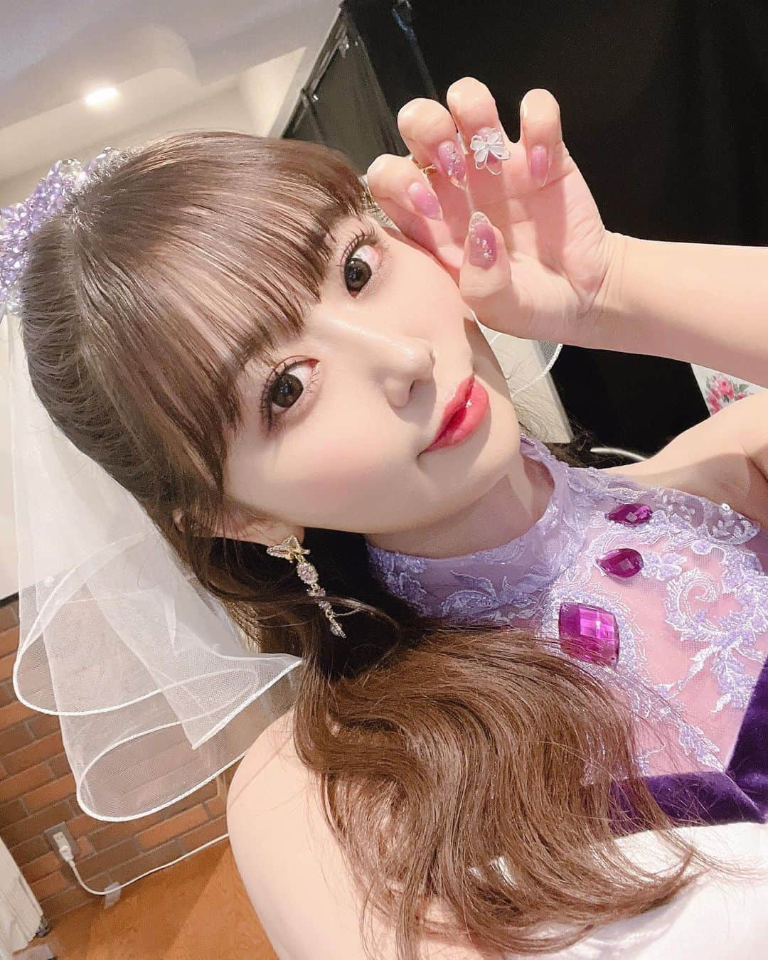 井口裕香さんのインスタグラム写真 - (井口裕香Instagram)「💜💜💜💜 2022/11/20 sun 「シンフォギアライブ2020→2022」 🏟ベルーナドーム（西武ドーム）  昨日は本当に本当に本当に ありがとうございました〜♡ 小日向未来役の井口裕香です〜♡  メイクはいむたんさん！！！ @imutan_makeup  スタイリストはもりやさん！！！ @mori_mori_moriya   きゃっっっっわ！！！！！！！ 盛っっっっっれ！！！！！！！  お二人のおかげで 井口裕香、人生で一番 史上最強にかわいい日でした💎💜  なんかもう本当に素敵だった…🥹 女子の夢が詰まっていました…🥹✨ もりやさんのスペシャルウエディング風ドレスに！ いむたんさんにメイクしてもらえて本当に嬉しかったです本当に奇跡嬉しいファンですうわーーーーーーー😭✨  みんなとのお写真はまたのちほど♡ そして今日のむんと、 次回のシンフォギアラジオで 熱く語らせていただきます❤️‍🔥  戦姫絶唱シンフォギア、新プロジェクト始動ッ！ シンフォギアはまだまだ終わらないですっ😈💜」11月21日 14時39分 - ooo31_iguchiyuka_31ooo