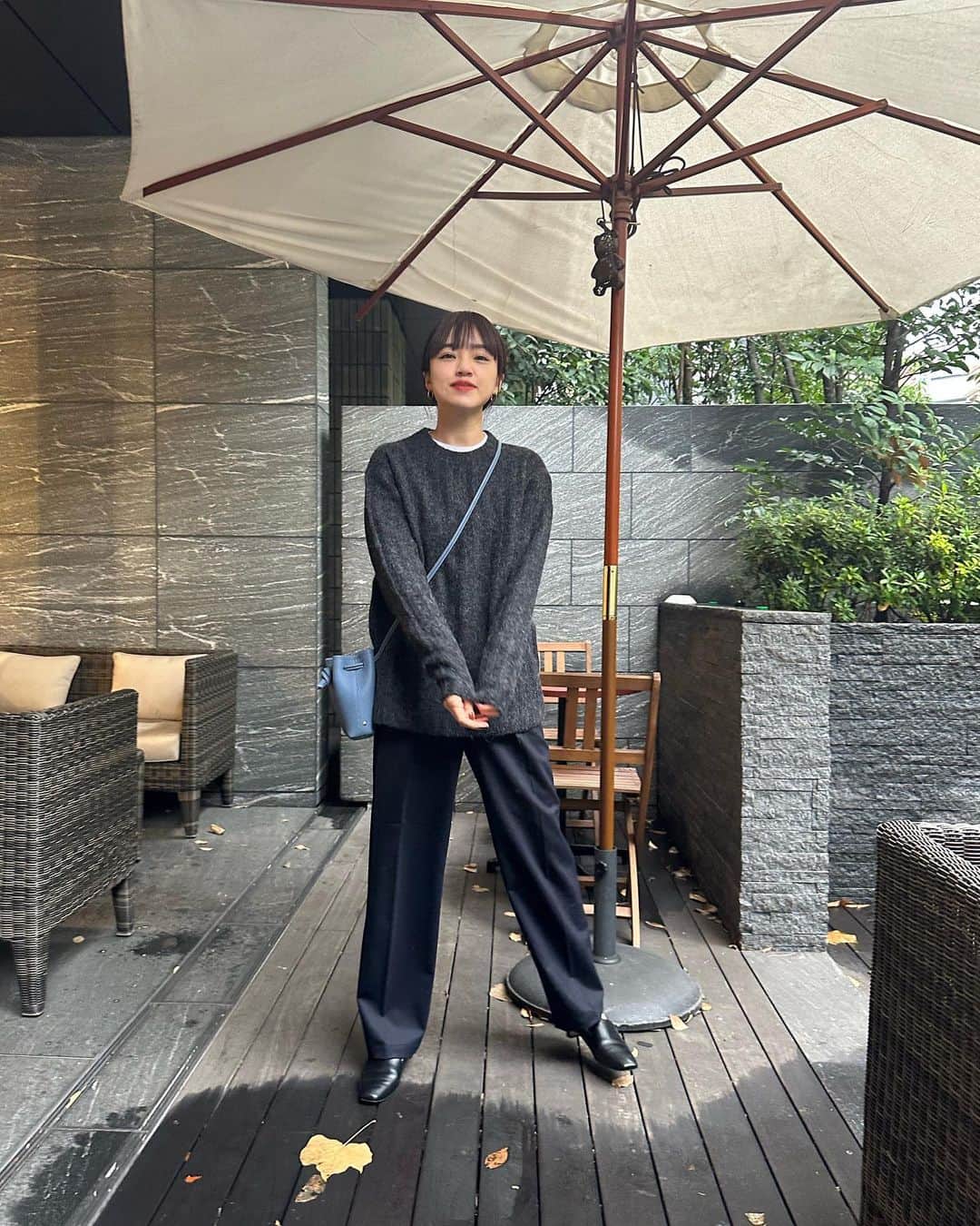 春名亜美さんのインスタグラム写真 - (春名亜美Instagram)「昨日、舌を噛んだらしい次男。 何食べても「痛い！しみる！」とそれはそれは大騒ぎです 写真3枚目は痛い部分を鏡で確認中。  #knit @auralee_tokyo  #pants @newans.official  #pierce @9ban_________  #shoes @mami_ishioka × @dhyanadot  #bag @vasic_japan @vasic_aoyama  ・ ・ ・ #auralee #newans #dhyanadot #vasic #vasicbond #vasicnewyork #vasicbondnano」11月21日 14時57分 - amiharunaami