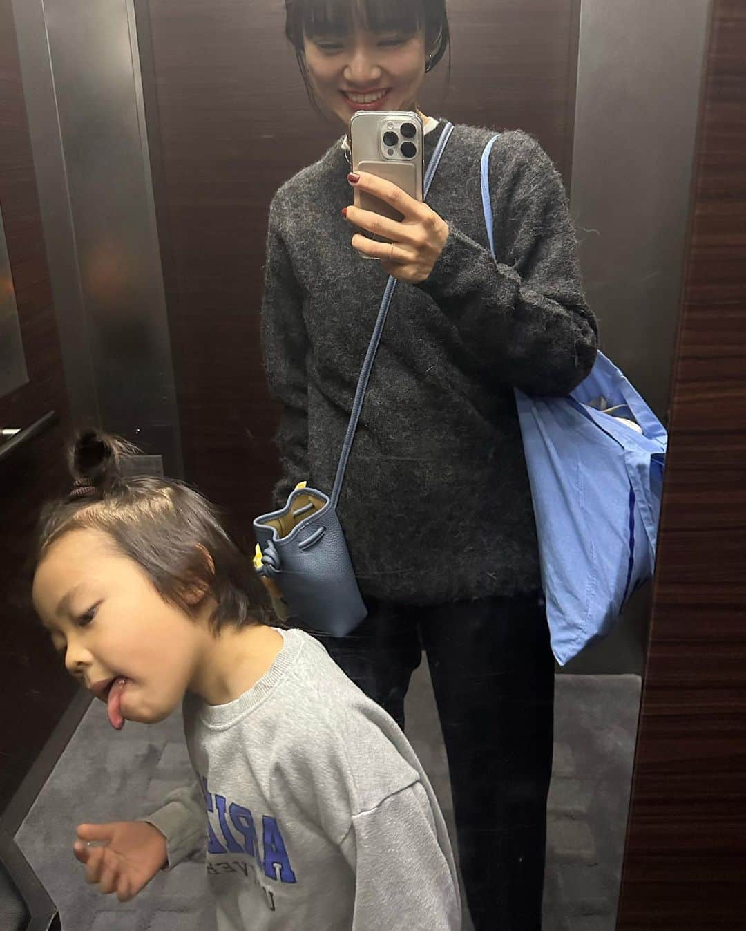春名亜美さんのインスタグラム写真 - (春名亜美Instagram)「昨日、舌を噛んだらしい次男。 何食べても「痛い！しみる！」とそれはそれは大騒ぎです 写真3枚目は痛い部分を鏡で確認中。  #knit @auralee_tokyo  #pants @newans.official  #pierce @9ban_________  #shoes @mami_ishioka × @dhyanadot  #bag @vasic_japan @vasic_aoyama  ・ ・ ・ #auralee #newans #dhyanadot #vasic #vasicbond #vasicnewyork #vasicbondnano」11月21日 14時57分 - amiharunaami