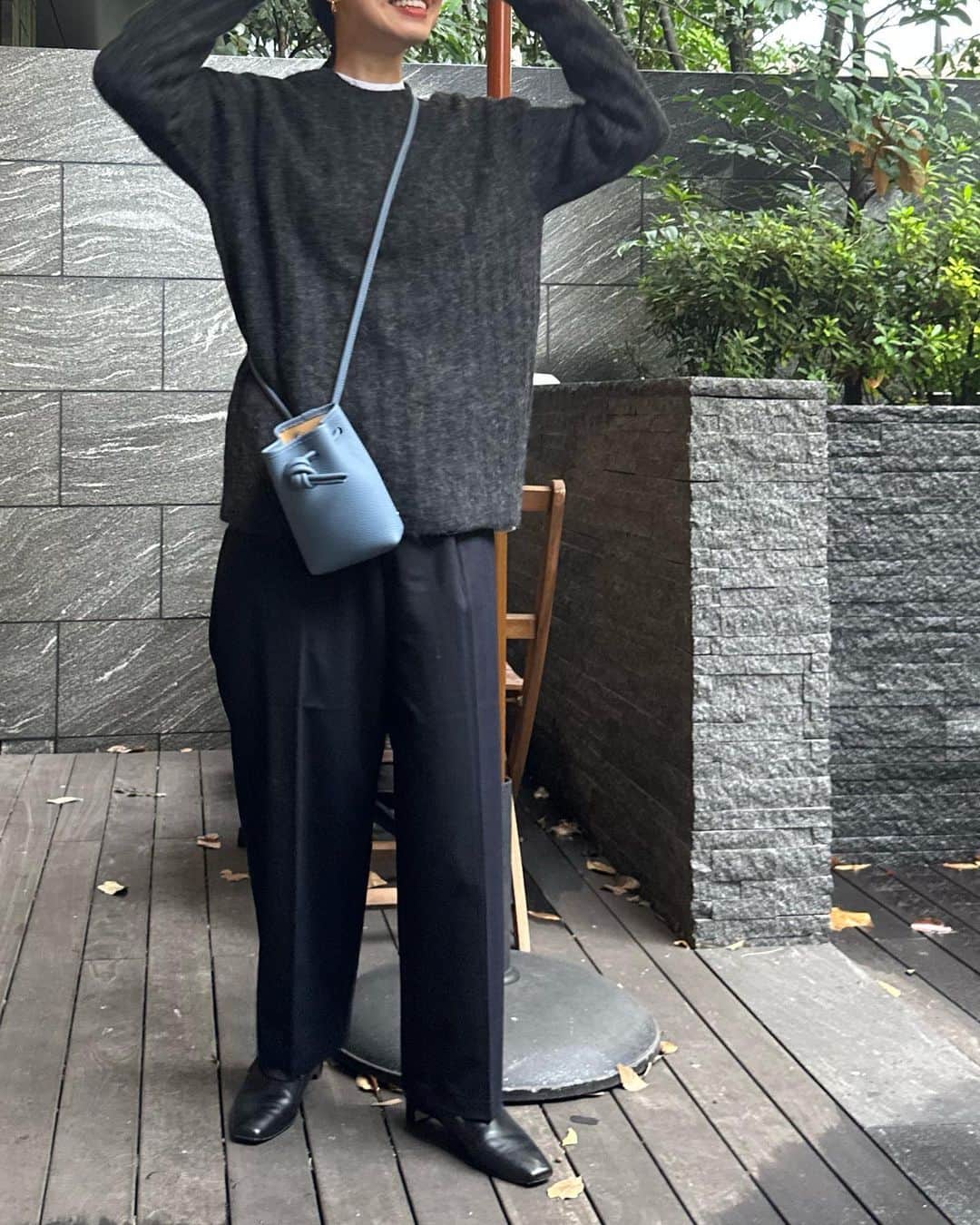 春名亜美さんのインスタグラム写真 - (春名亜美Instagram)「昨日、舌を噛んだらしい次男。 何食べても「痛い！しみる！」とそれはそれは大騒ぎです 写真3枚目は痛い部分を鏡で確認中。  #knit @auralee_tokyo  #pants @newans.official  #pierce @9ban_________  #shoes @mami_ishioka × @dhyanadot  #bag @vasic_japan @vasic_aoyama  ・ ・ ・ #auralee #newans #dhyanadot #vasic #vasicbond #vasicnewyork #vasicbondnano」11月21日 14時57分 - amiharunaami