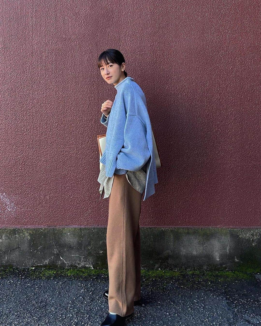 松本恵奈さんのインスタグラム写真 - (松本恵奈Instagram)「今日の私服です♡最近、WHTやBEGの服ばかりかも🫣と思い、水色が綺麗なニットにパイソンシャツを合わせたスタイリングにしてみました⚪️色合わせが可愛いです♡ バックはカジュアルな方がバランス良かったので私のお気に入りCANVAS BOX TOTE BAGを♡ shoesはまだ秘密ですがお楽しみに〜♡ #clane #私服」11月21日 19時03分 - ena1123