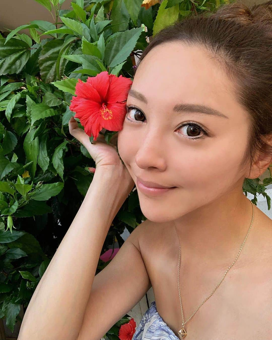 山崎みどりさんのインスタグラム写真 - (山崎みどりInstagram)「石垣島散歩🩴  海上がりだから髪パサパサの為 お団子ヘア🐥  ────────────────────────── #石垣島#ラフコーデ#旅行#旅行コーデ #お団子ヘア #まったり時間 #のんびり時間」11月21日 19時08分 - midori_yamasaki_