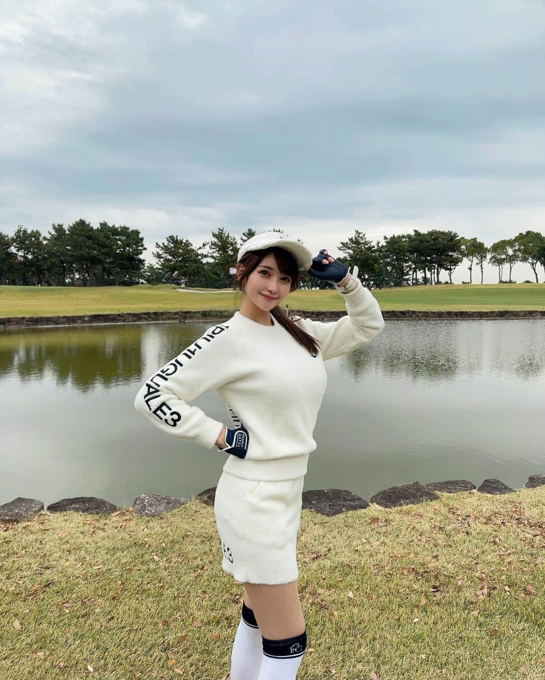 MAYUさんのインスタグラム写真 - (MAYUInstagram)「. 初めての18H歩きゴルフ⛳️🚶‍♀️✨ . いつもカートに乗ってほぼ歩かない私なので 帰り足パンパンで、全身の疲労感が凄かったよ。。🥹 でもなんだかんだ楽しかったので🙆🏻‍♀️ . 若洲ゴルフリンクスには初めて行ったんだけど 都内からすぐで、移動時間が短いのが最高〜🙌✨ あいにくのお天気で風も強いし寒かったから 今度は晴れた日に行きたいな☺️⛳️☀️ . ウェアは全身 @1piu1uguale3_golf 🤍 もこもこでかわいいの〜🤍 ニットってあたたかそうにみえて風通しが良くて寒いっていうのあるけど、これは内側に裏地がついててしっかりあたたかかった🥺❣️ . . 5枚目はちょうど頭のところにくっついて見えて 写真見返してて笑った🤣タケコプターみたい🤣 . #ゴルフ女子#ゴルフ#ゴルフウェア#ゴルフコーデ#若洲ゴルフリンクス#ウノピュ#ウノピュウノウグァーレトレ#golf#golfstagram#golflife#golfaddict#golfcourse#golfclub#golfday#golfgirl#1piu1uguale3#1piu1uguale3golf」11月21日 19時22分 - mayu.kina_golf