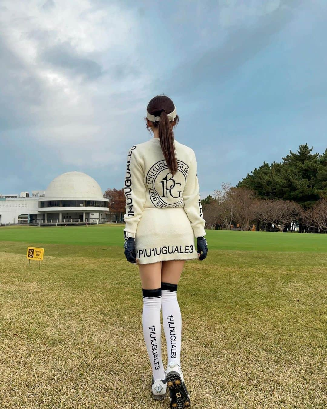 MAYUさんのインスタグラム写真 - (MAYUInstagram)「. 初めての18H歩きゴルフ⛳️🚶‍♀️✨ . いつもカートに乗ってほぼ歩かない私なので 帰り足パンパンで、全身の疲労感が凄かったよ。。🥹 でもなんだかんだ楽しかったので🙆🏻‍♀️ . 若洲ゴルフリンクスには初めて行ったんだけど 都内からすぐで、移動時間が短いのが最高〜🙌✨ あいにくのお天気で風も強いし寒かったから 今度は晴れた日に行きたいな☺️⛳️☀️ . ウェアは全身 @1piu1uguale3_golf 🤍 もこもこでかわいいの〜🤍 ニットってあたたかそうにみえて風通しが良くて寒いっていうのあるけど、これは内側に裏地がついててしっかりあたたかかった🥺❣️ . . 5枚目はちょうど頭のところにくっついて見えて 写真見返してて笑った🤣タケコプターみたい🤣 . #ゴルフ女子#ゴルフ#ゴルフウェア#ゴルフコーデ#若洲ゴルフリンクス#ウノピュ#ウノピュウノウグァーレトレ#golf#golfstagram#golflife#golfaddict#golfcourse#golfclub#golfday#golfgirl#1piu1uguale3#1piu1uguale3golf」11月21日 19時22分 - mayu.kina_golf